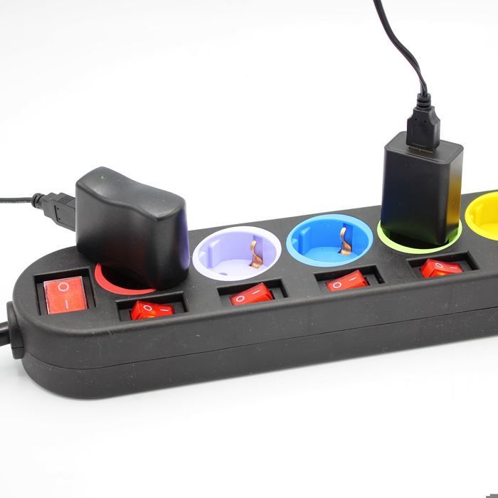 Régua de tomadas FISHTEC Schuko com 5 saídas + 2 portas USB, tomadas com código de cores e interruptores individuais, 3680W, cabo de 180cm.