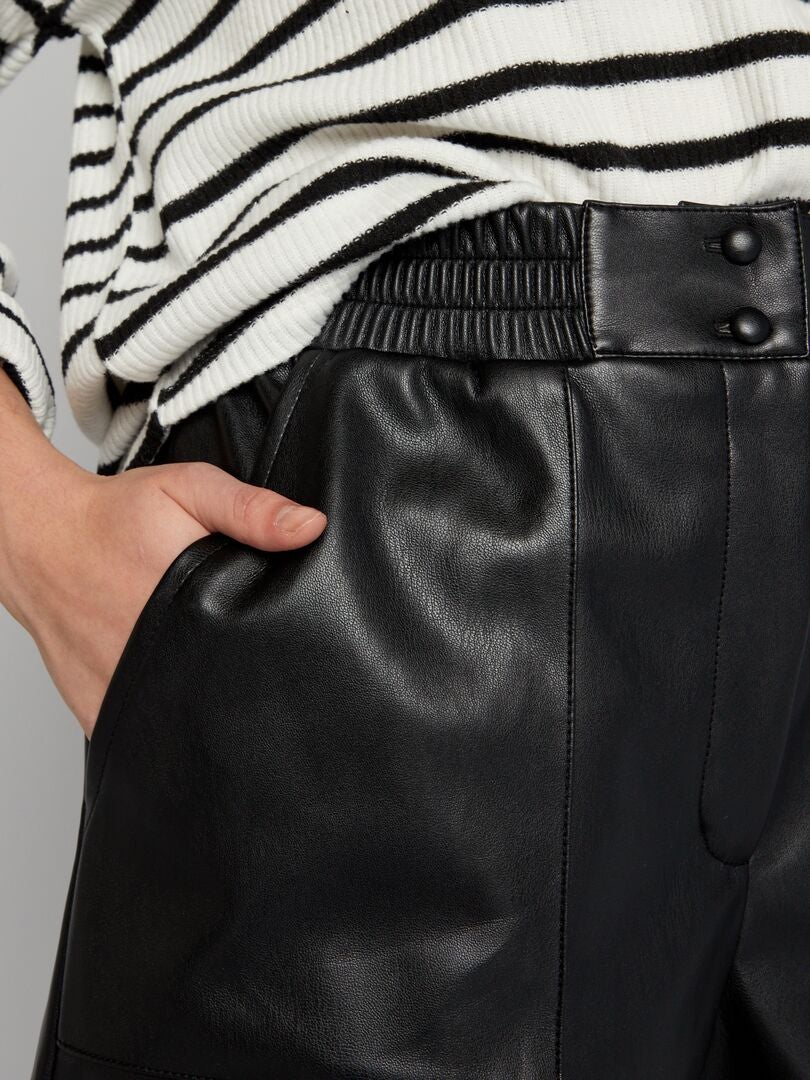 Shorts met hoge taille en boorden - zwart
