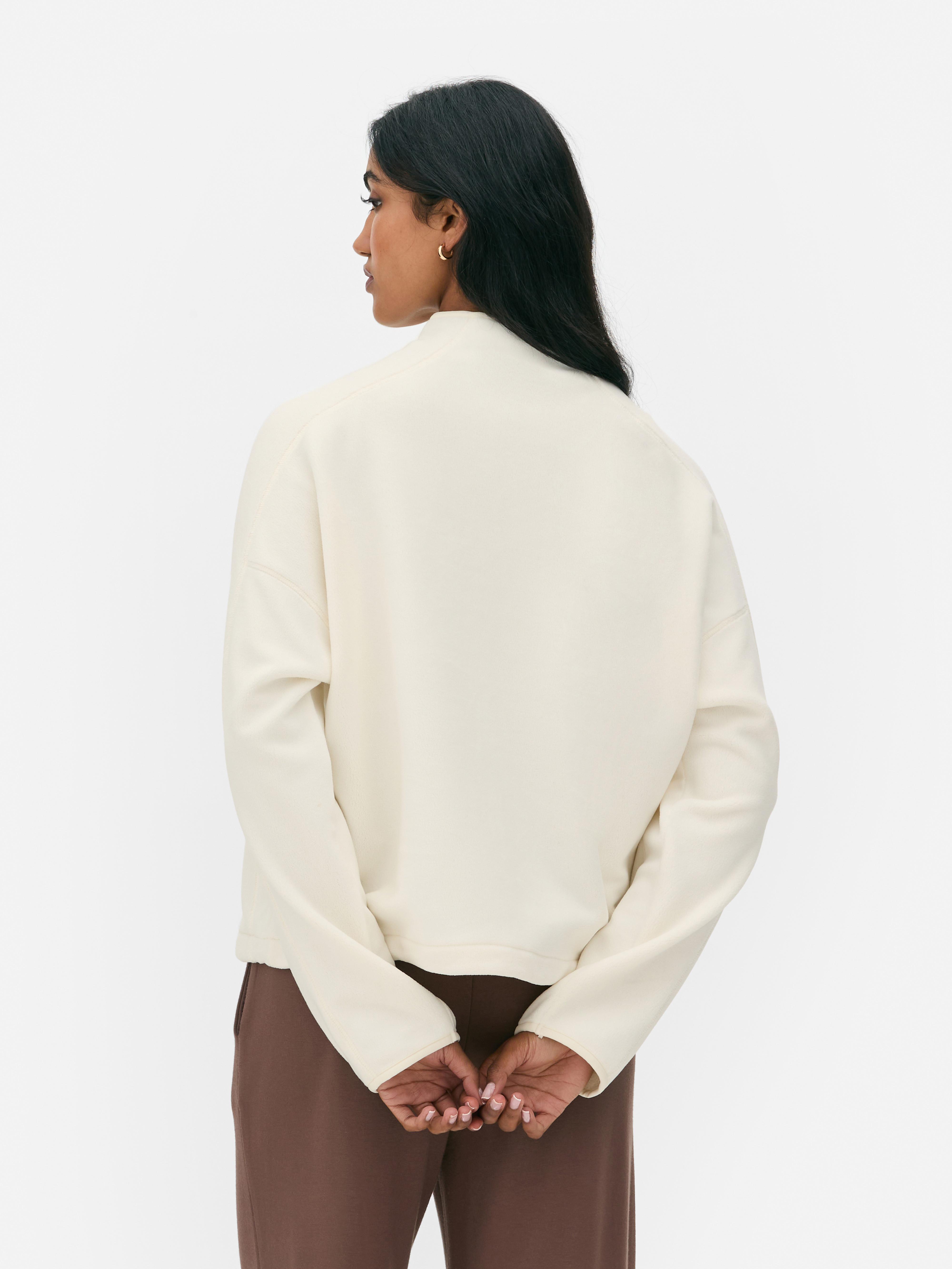 Fleece-Sweatshirt mit halbem Reißverschluss. Ein weiches Fleece-Sweatshirt mit halbem Reißverschluss und Paspelierung.