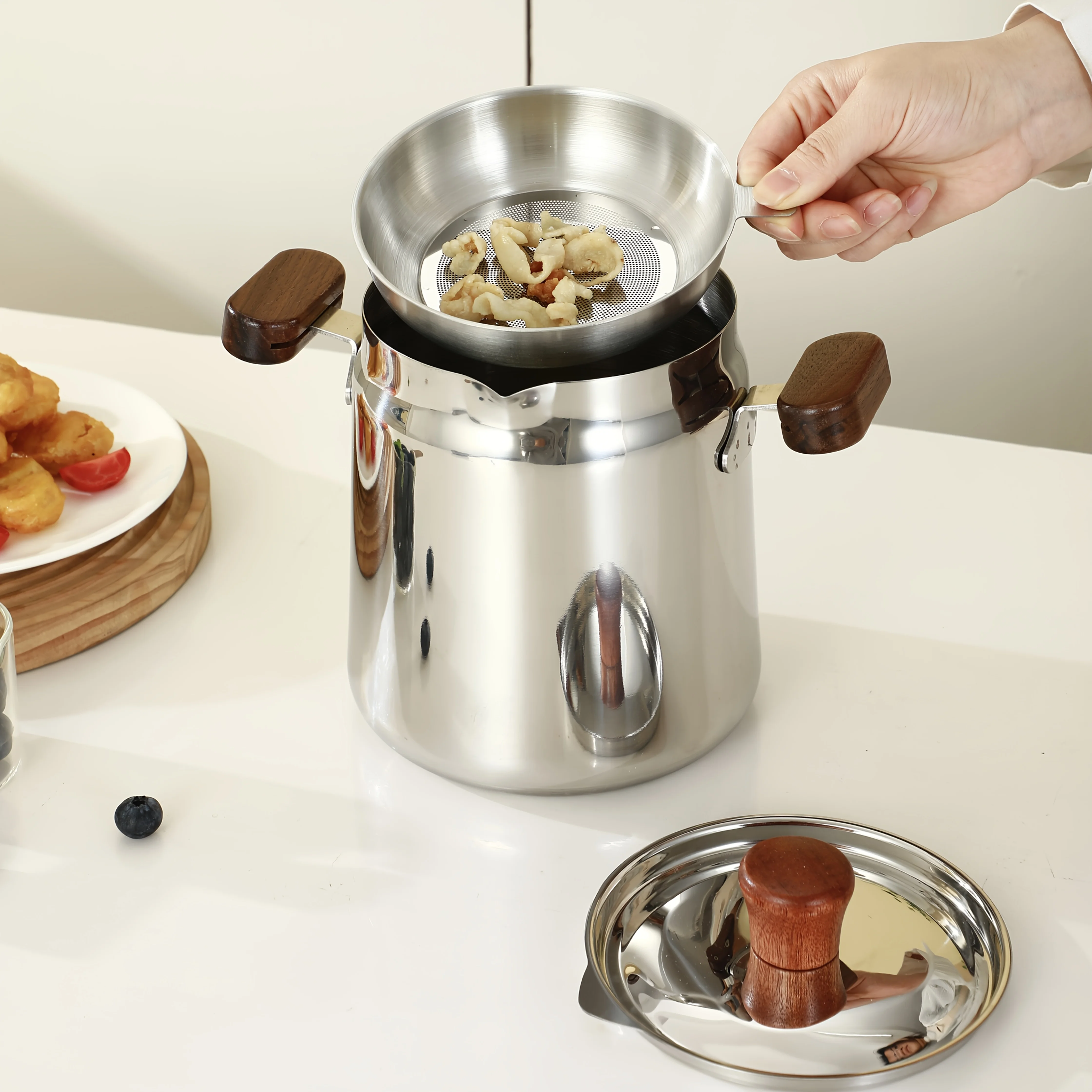 Friteuse à double anse en acier inoxydable 304 avec poignée en bois, idéale pour la cuisine, la friture de frites et de nuggets de poulet.