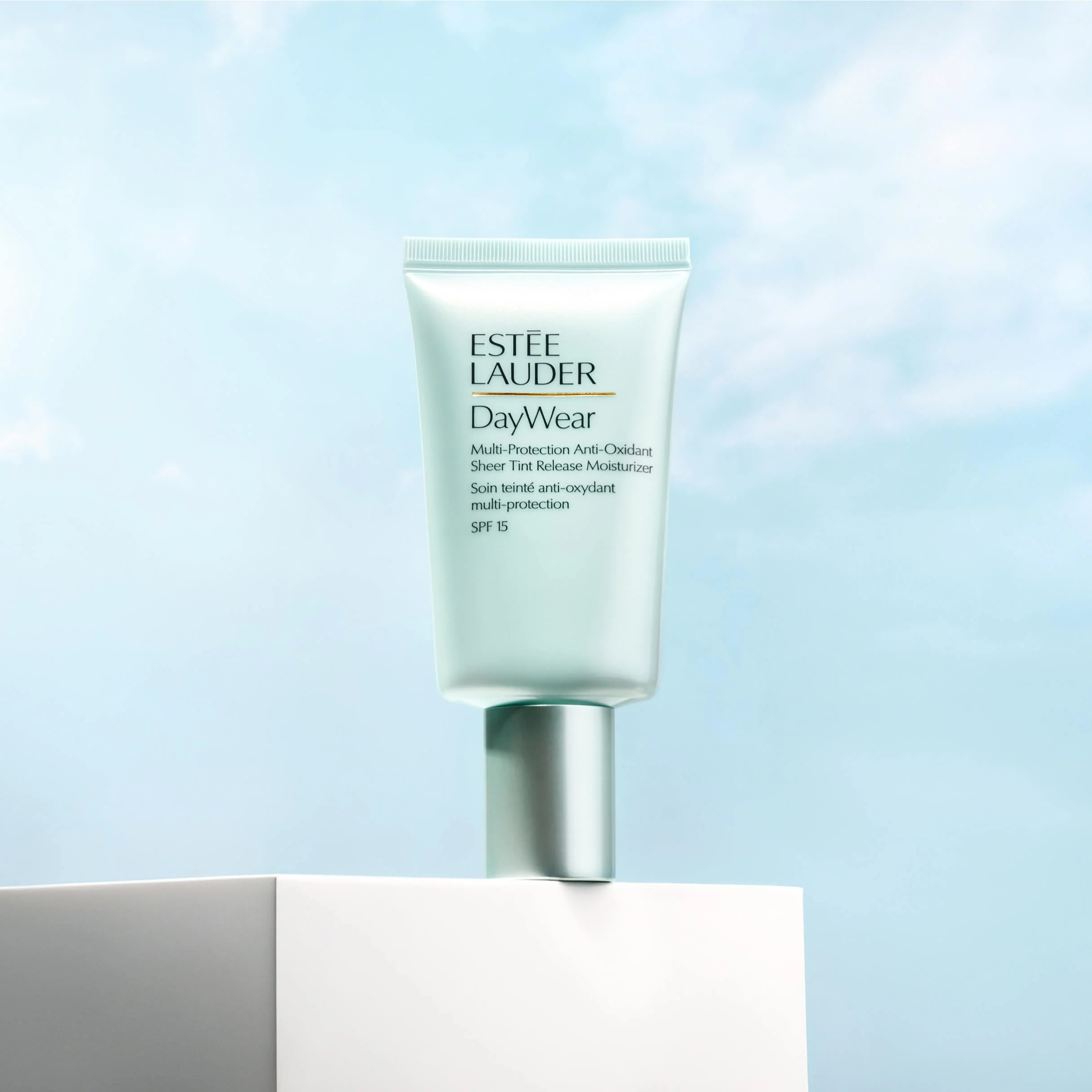 DayWear Sheer Tint Release SPF15 - Crema viso colorata primi segni