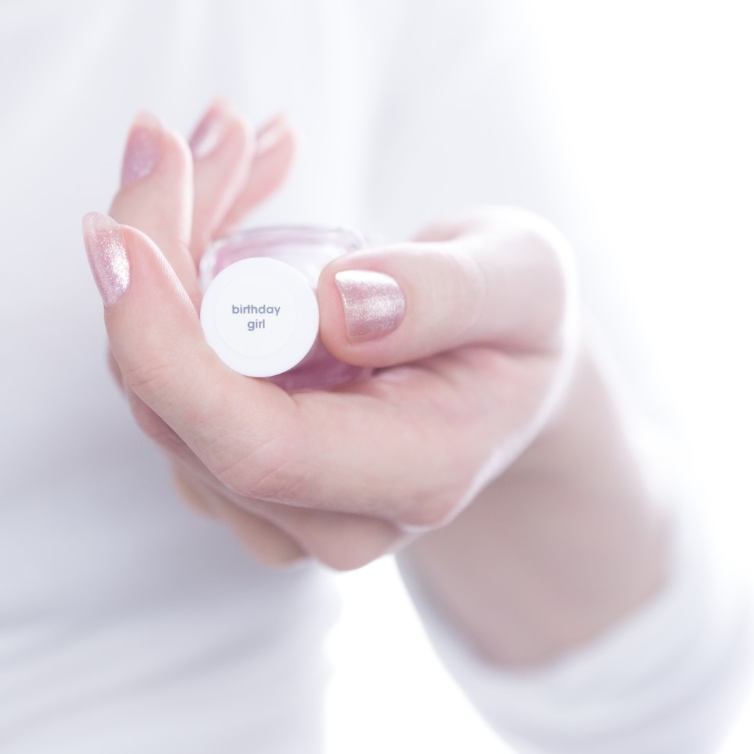 Essie lak za nokte s glitterom u ružičastoj i ljubičastoj boji - 13,5 ml