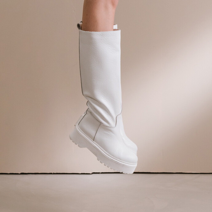 Bottes à semelle épaisse crantée  en cuir grainé blanc