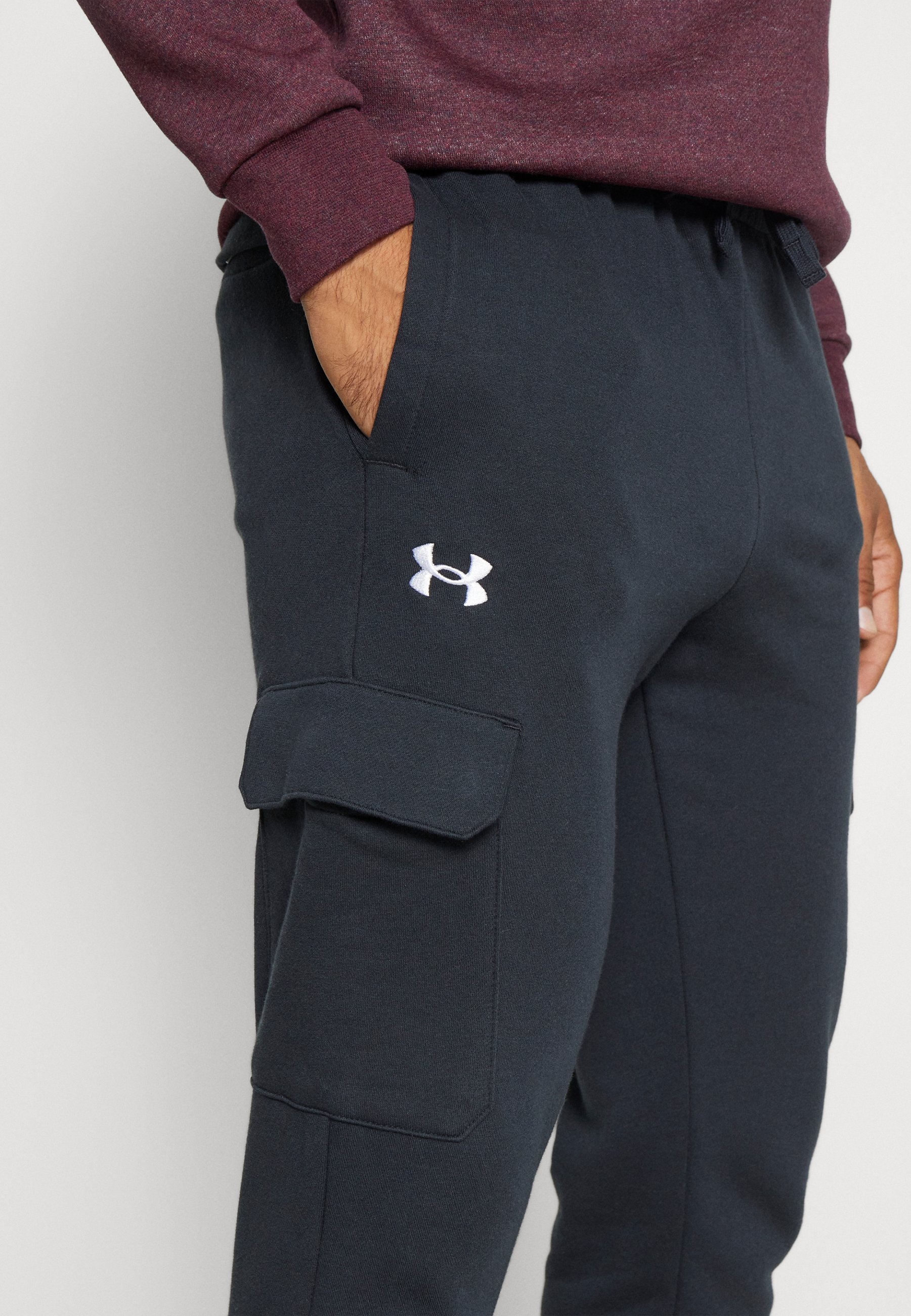 Pantaloni da tuta Under Armour RIVAL FLEECE - nero/bianco