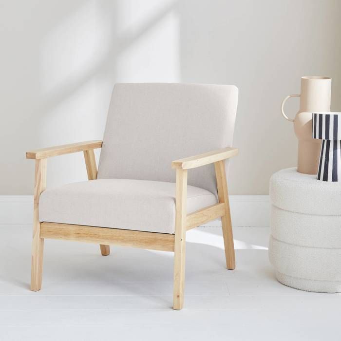 Sillón escandinavo de madera y tela color crema. Isak. Ancho 64 x Profundidad 69,5 x Alto 73 cm.