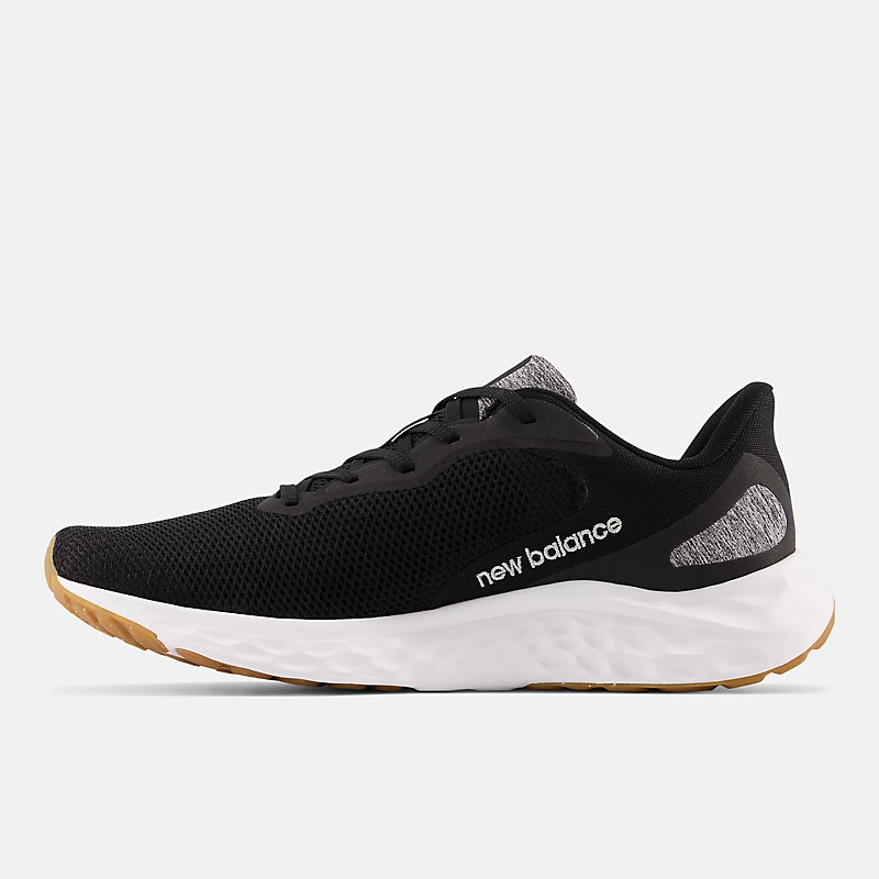 Fresh Foam Arishi v4 herenschoenen - Zwart met zilverkleurige metallic afwerking en 020 rubber