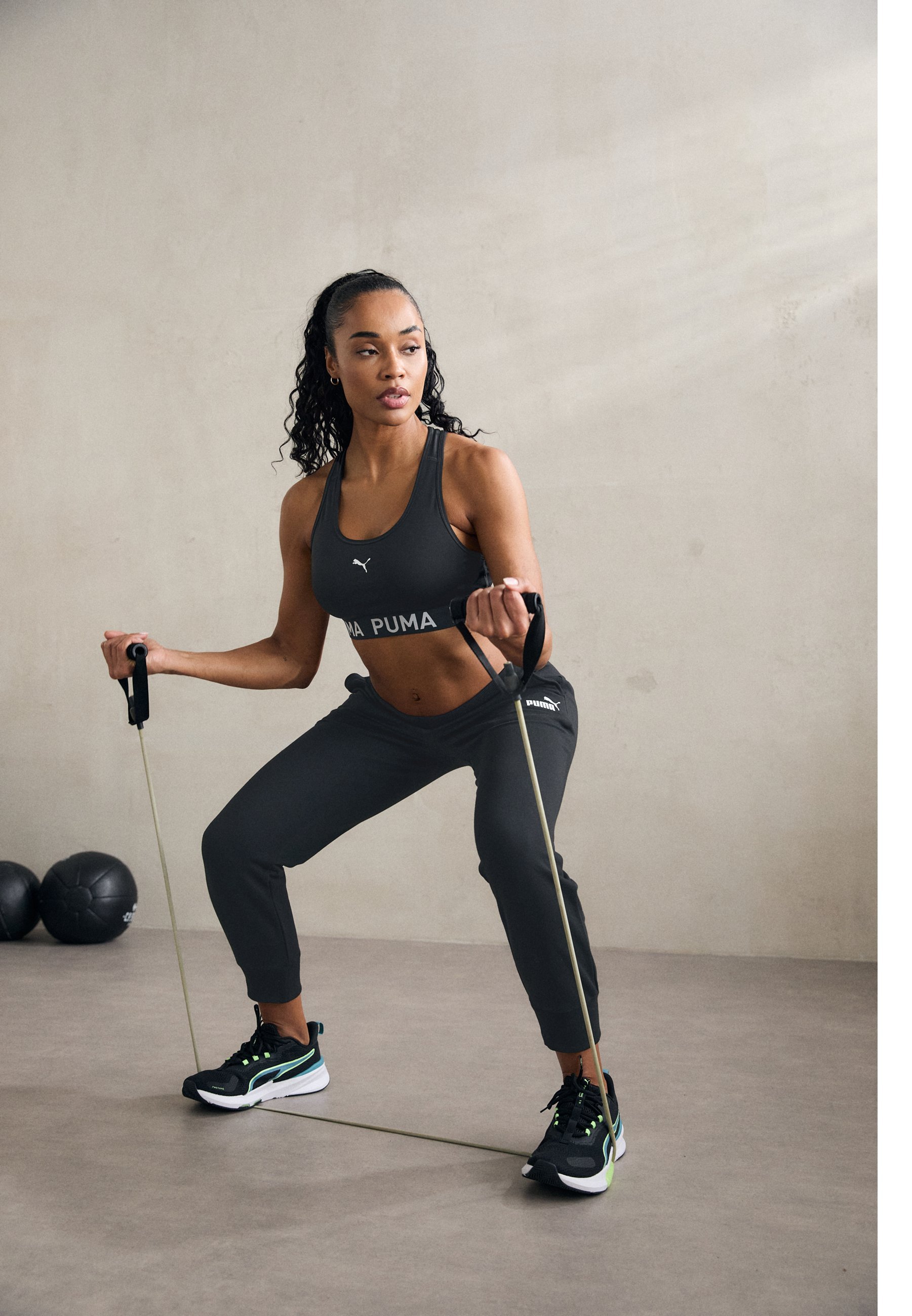 Puma KEEPS ELASTIC - Sportovní podprsenka se střední oporou - černá