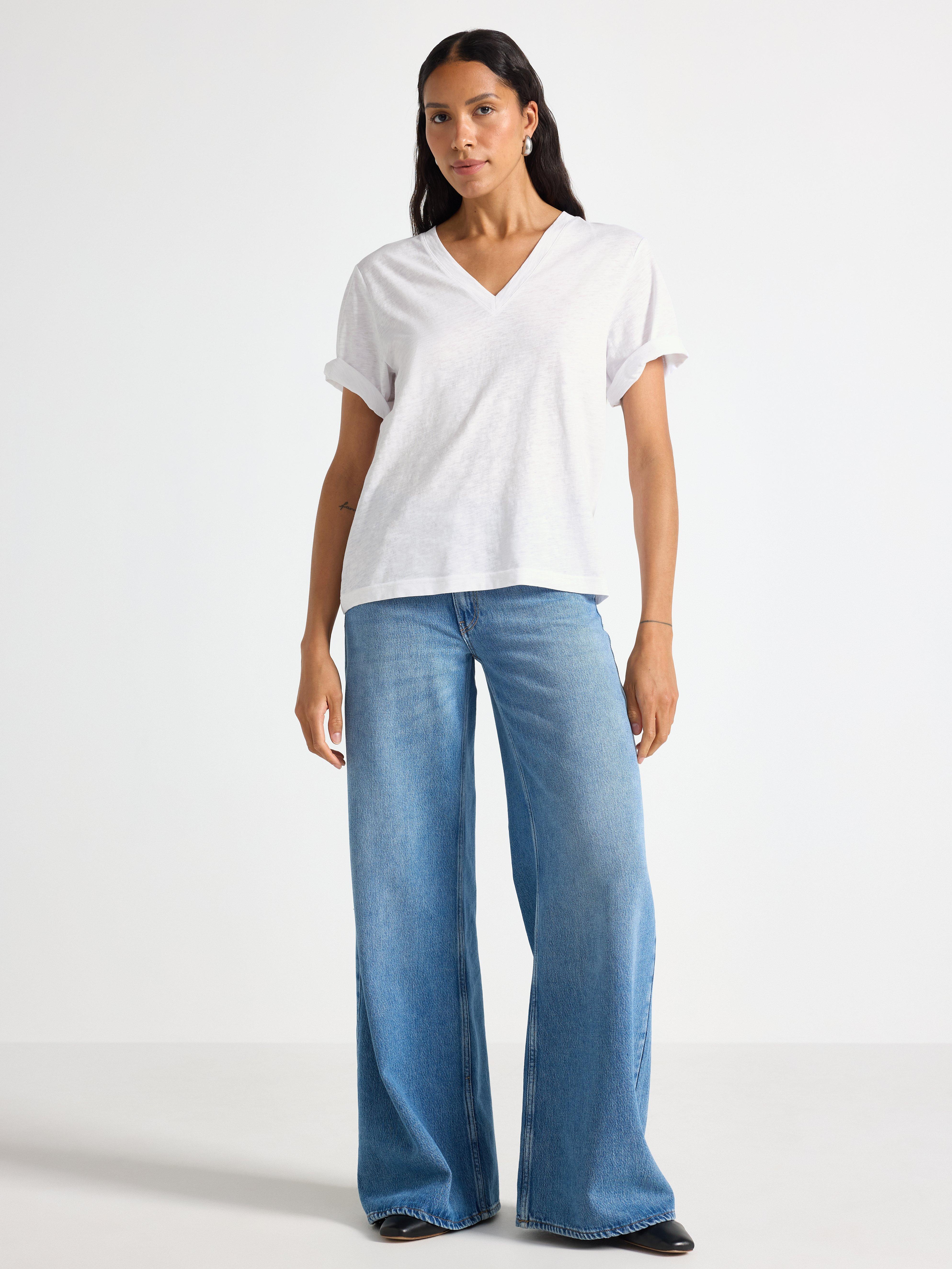 Camiseta blanca con cuello en V