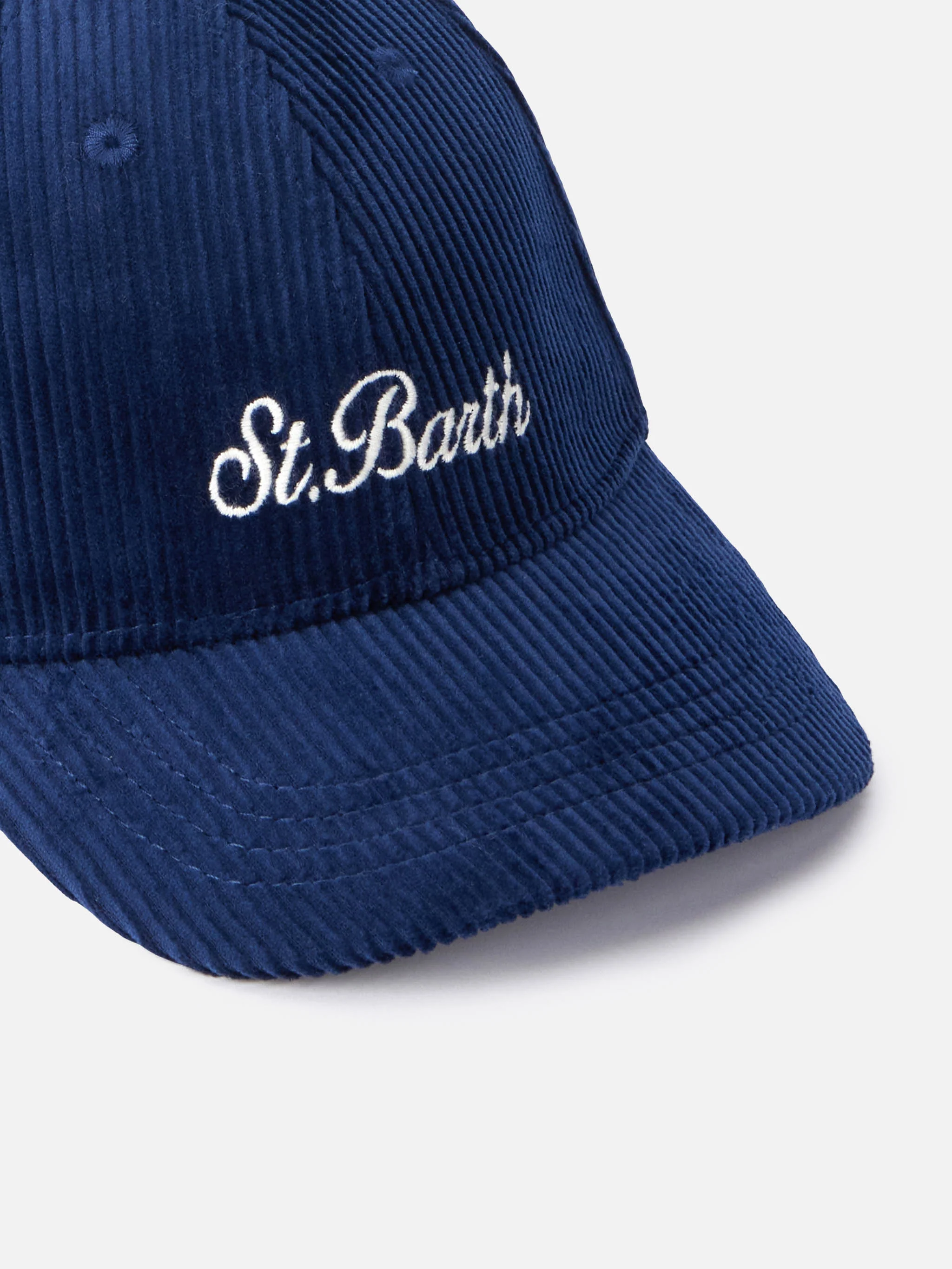 Marineblauwe corduroy baseballpet met geborduurd logo.