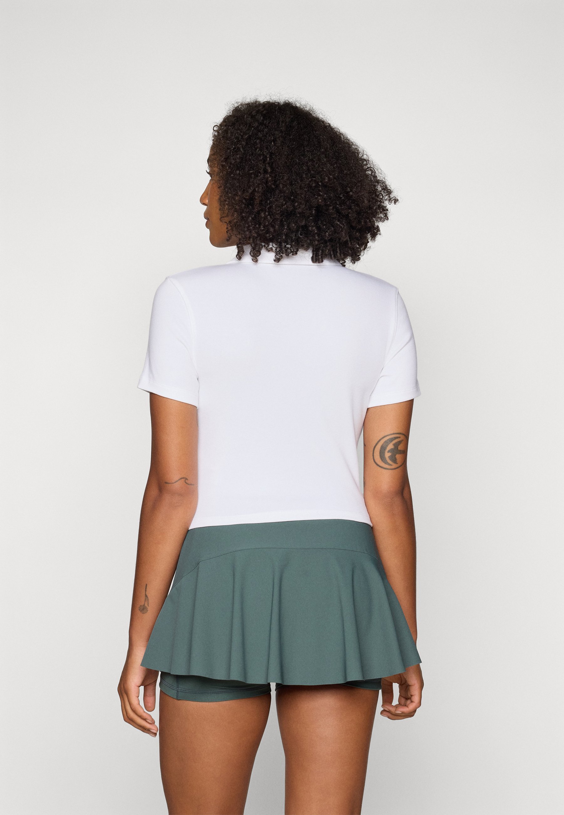 Nike Performance NIKECOURT HERITAGE CROP TOP - Polo - bianca