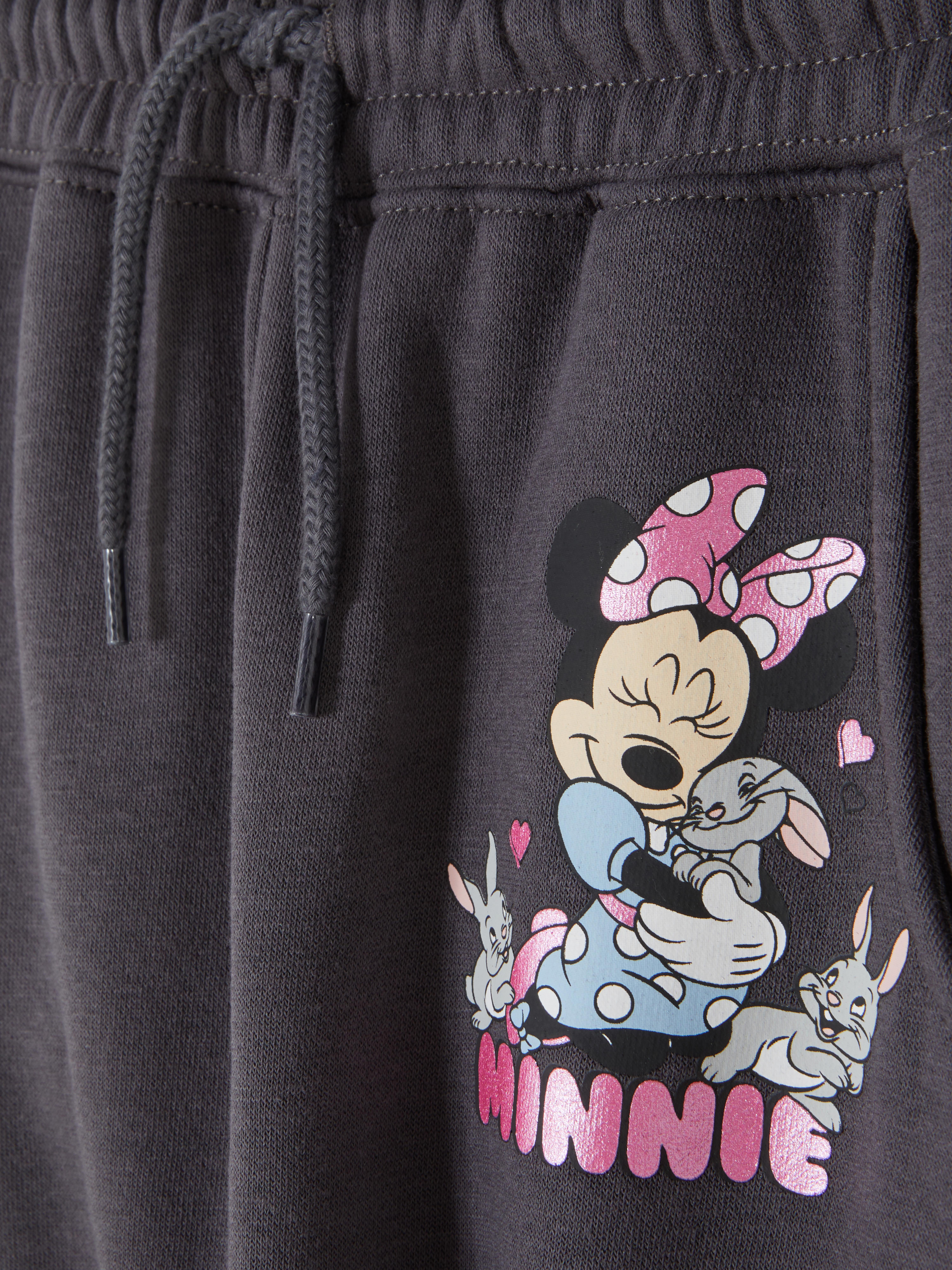 Pantaloni de trening asortați cu Minnie Mouse de la Disney. Pantaloni de trening cu șnur de strângere, manșete la gleznă și imprimeu cu Minnie Mouse îmbrățișând un iepuraș.