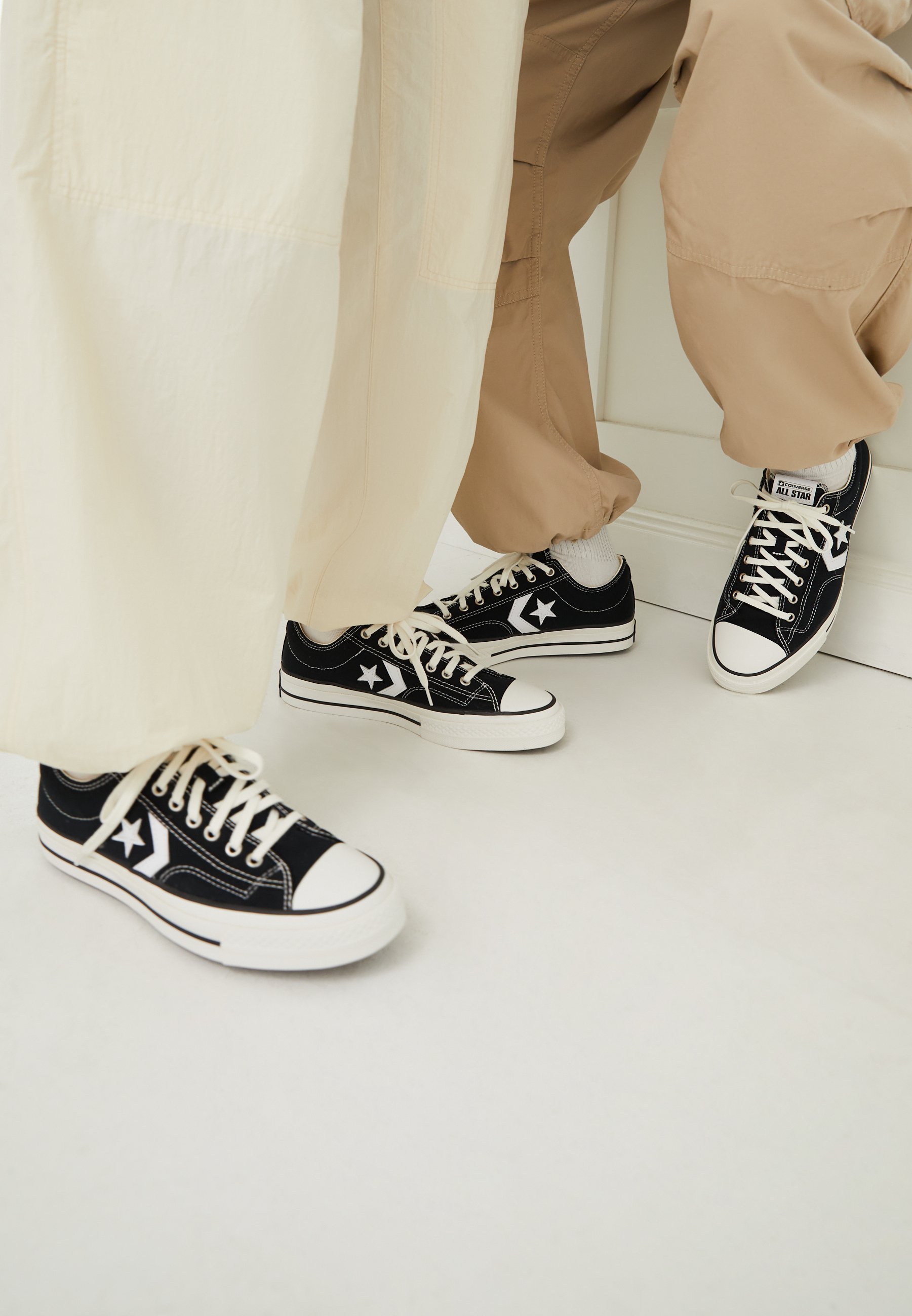 Converse Lave Sneakers