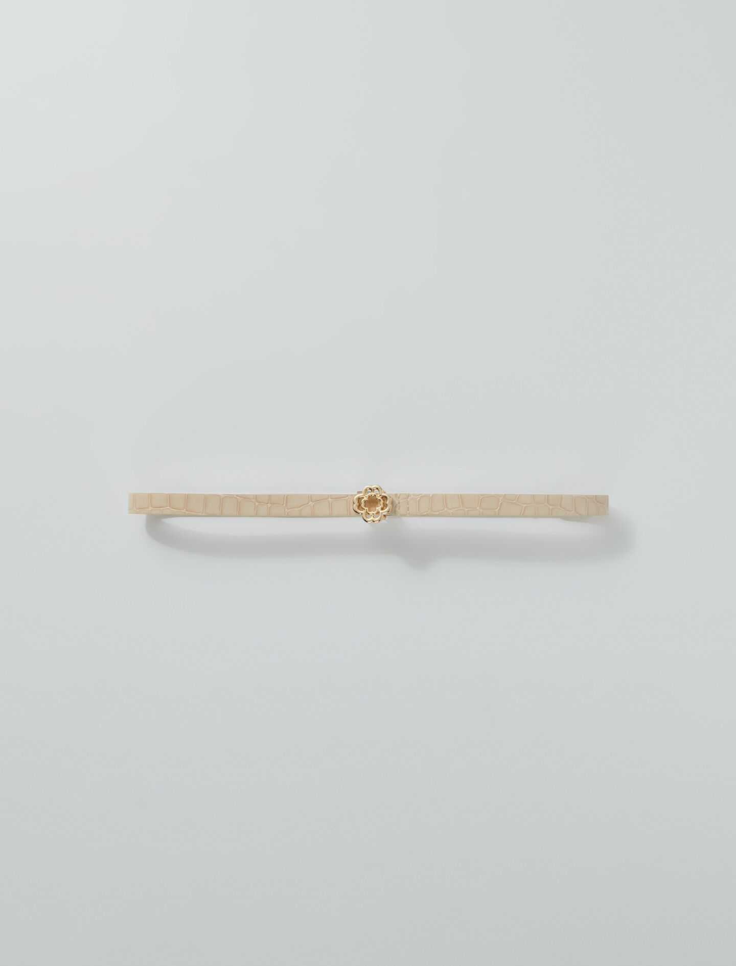 Dunne leren riem met klavertje - Glanzend beige
