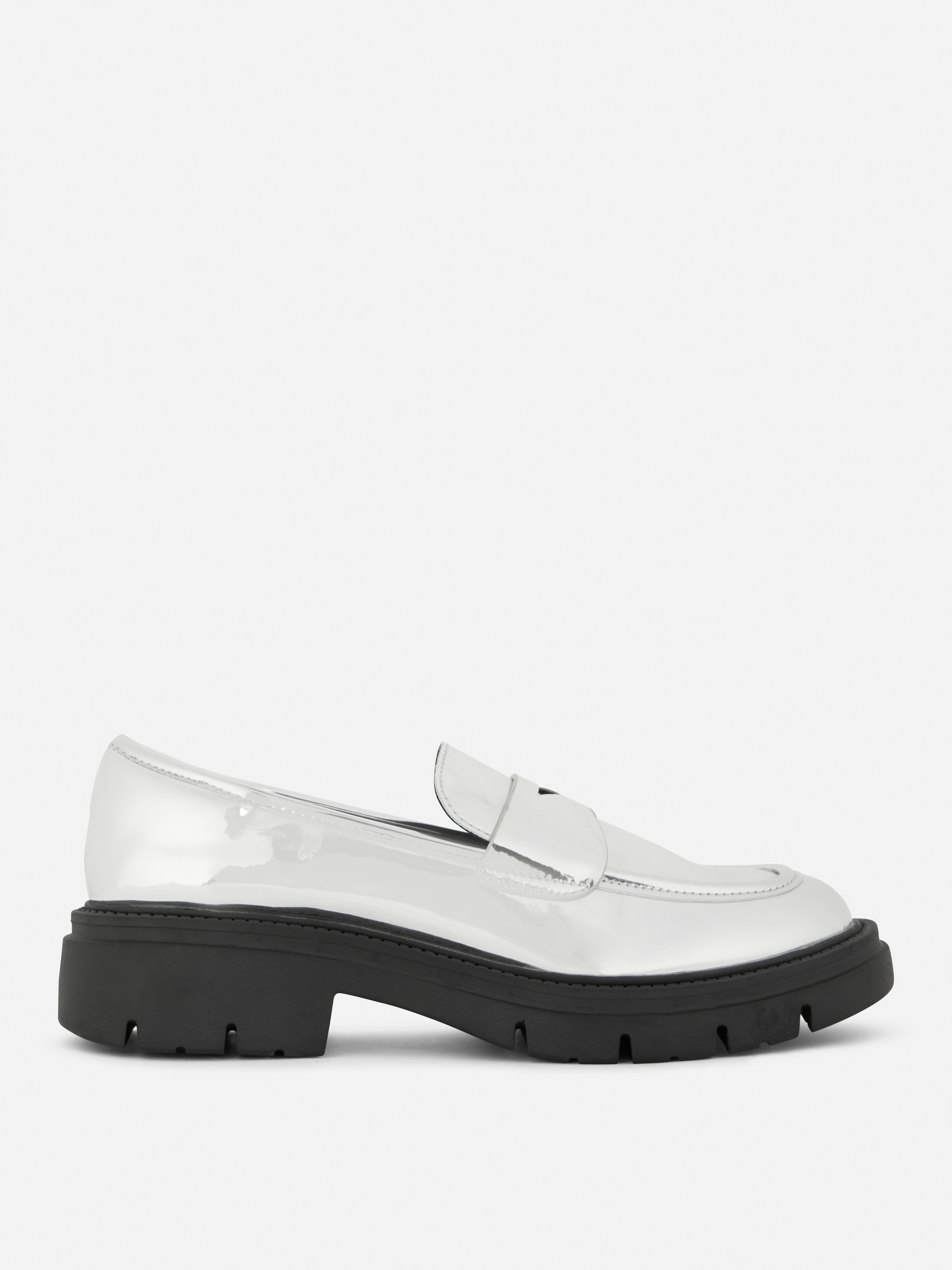 Mocasini din piele ecologică cu talpă groasă. Acești mocasini din piele ecologică ies în evidență prin designul lor elegant și talpa groasă modernă.