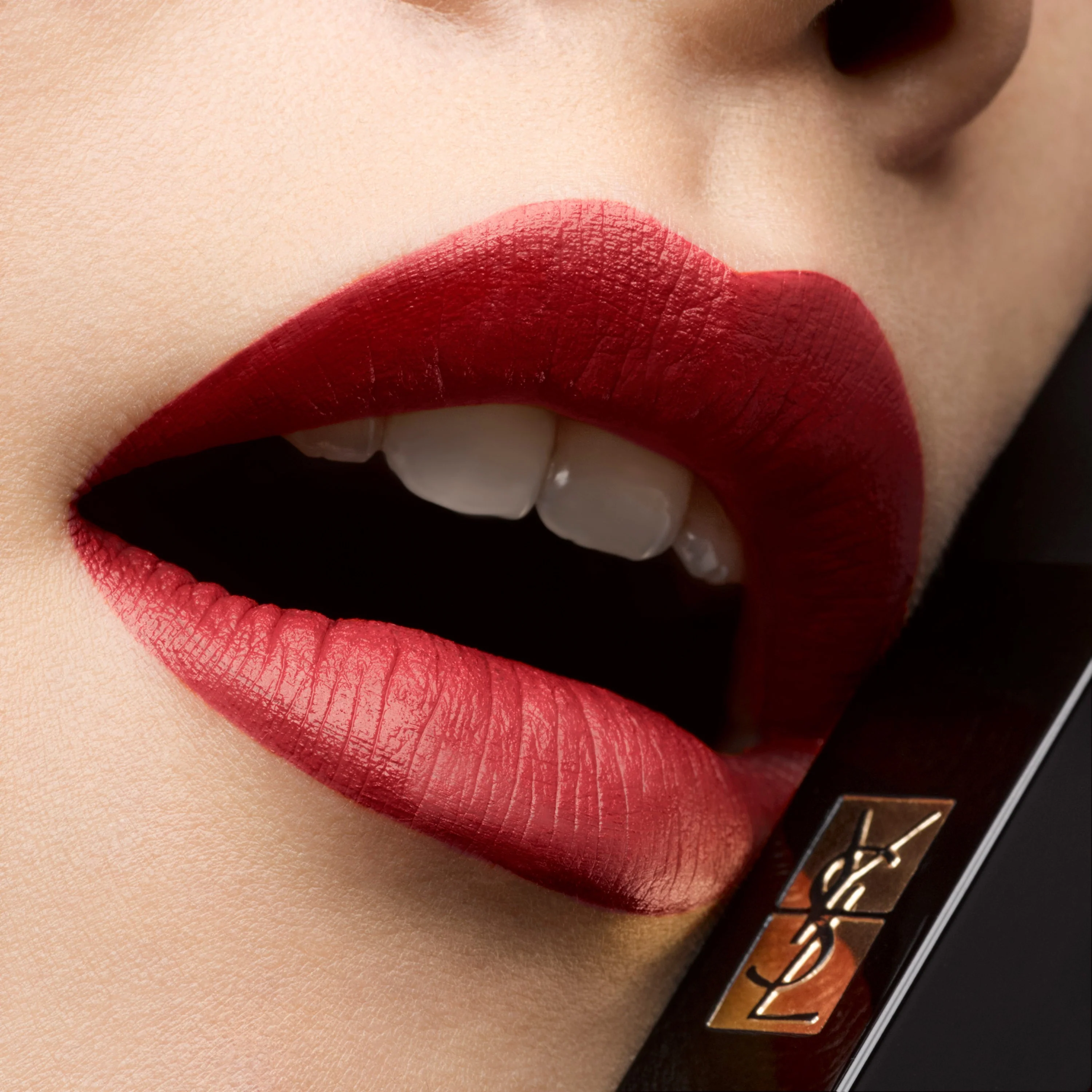 Labbra Rouge Pur Couture The Slim Velvet Radical - Rossetto mat, Rossetto