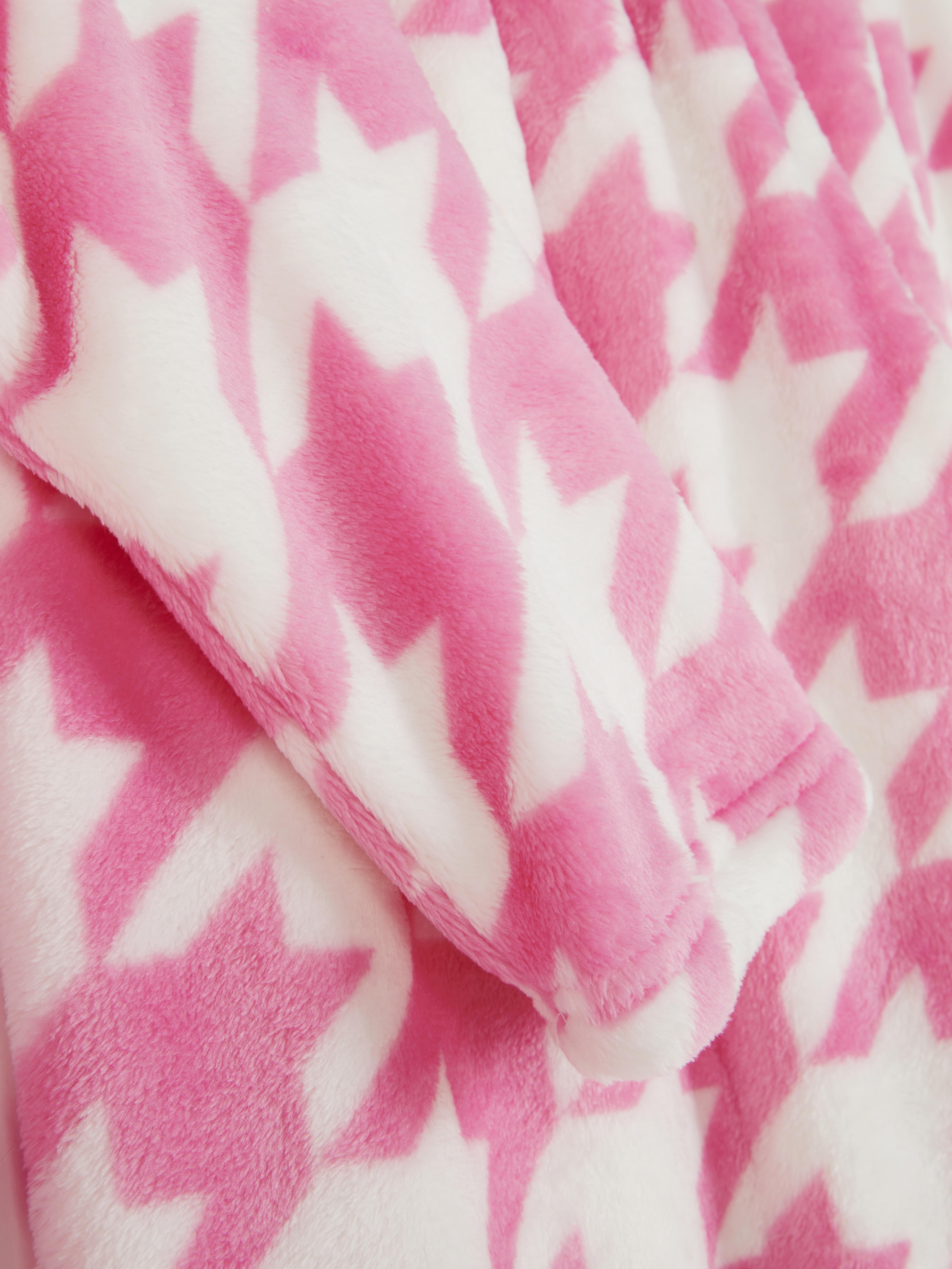 Pijamale moi din fleece cu model și mâneci lungi. Aceste pijamale cu model picior de cocoș, cu bluză cu mânecă lungă și pantaloni asortați, sunt minunat de moi.