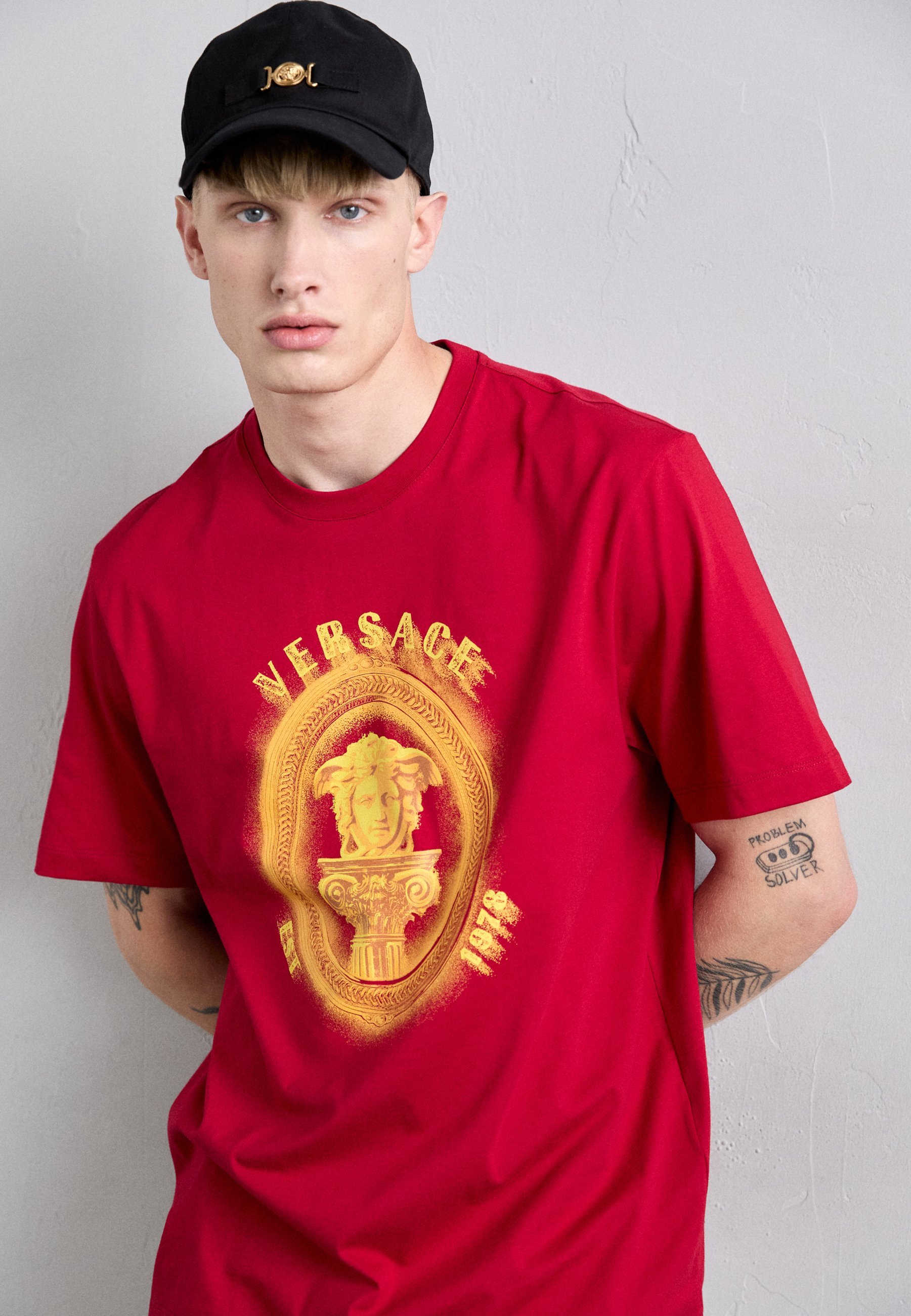 Versace MEDUSA FRAME CREST - T-shirt stampata - rosso rossetto
