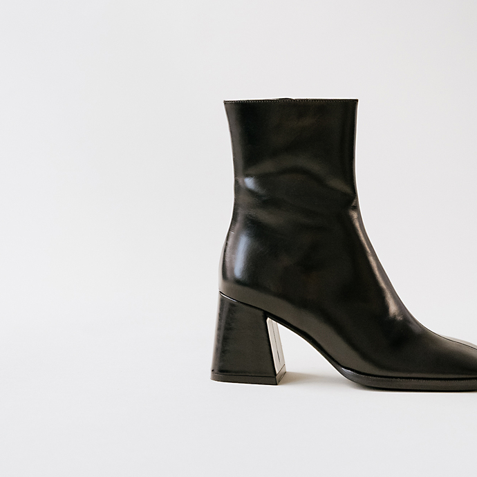 Bottines à talons épais et bouts carrés  en cuir noir
