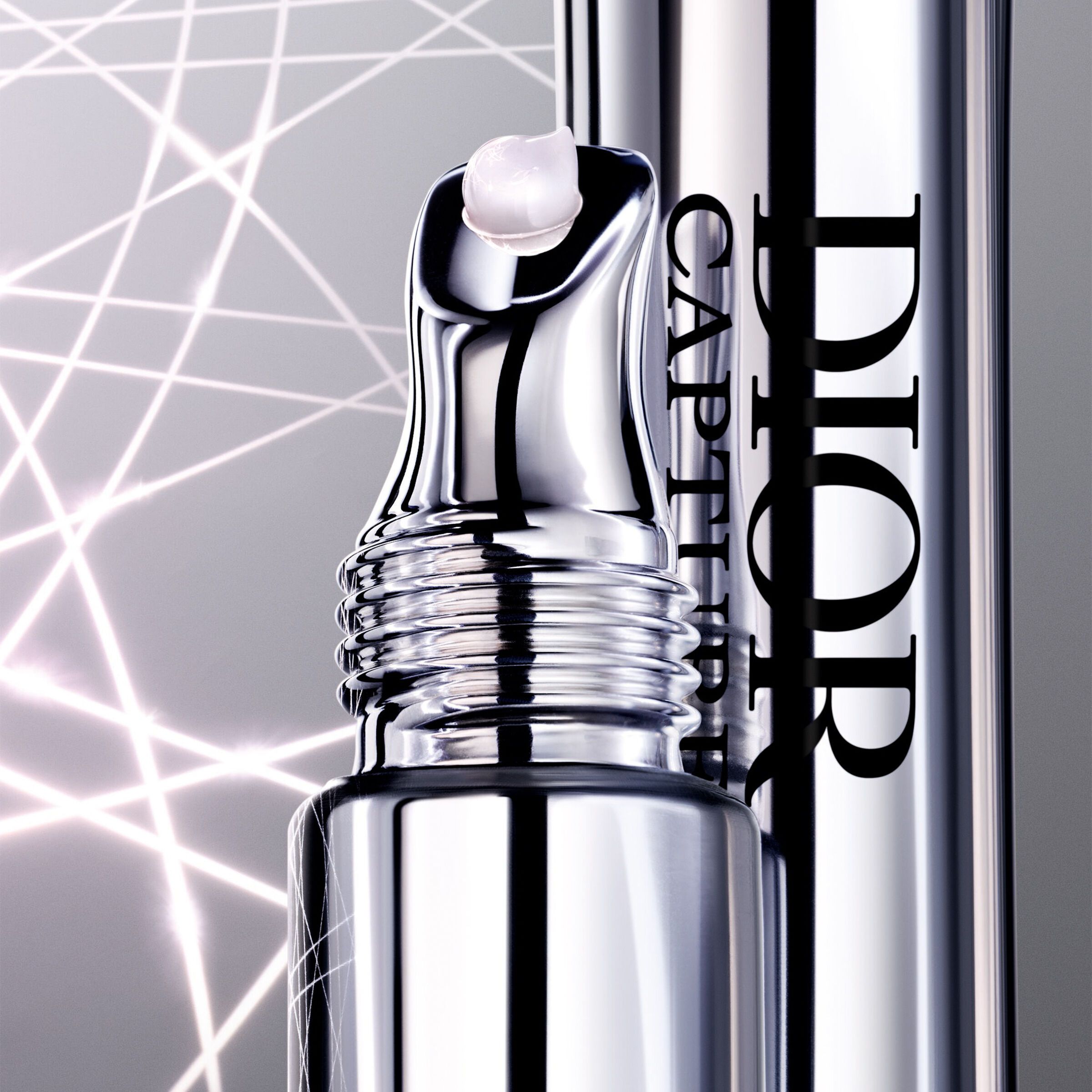 „Capture Pro-Collagen Shot“ akių kontūro procedūra Prabangus akių kontūras