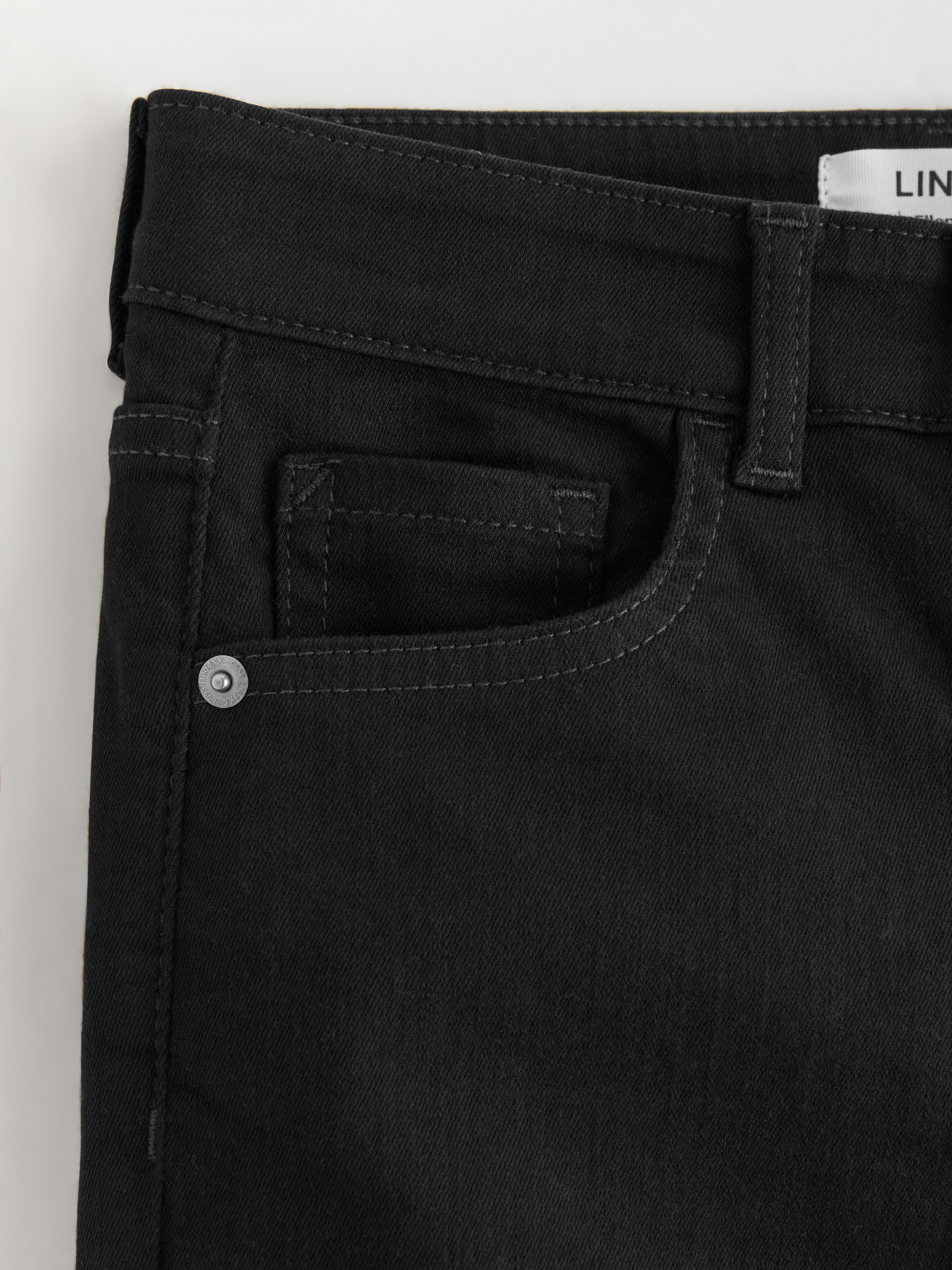 Calça jeans SLIM Ellen de cintura média com elastano, preta.