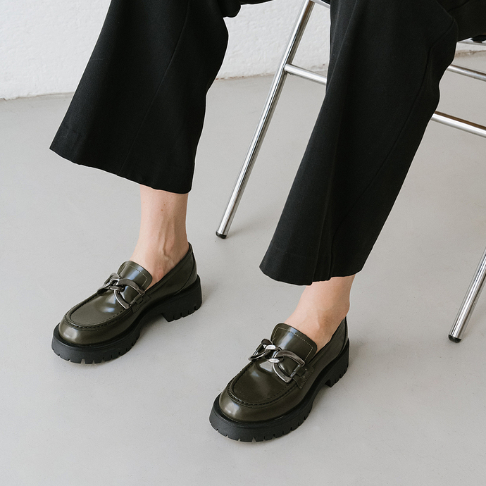 Mocassins à talons plats et mords  en cuir glacé kaki