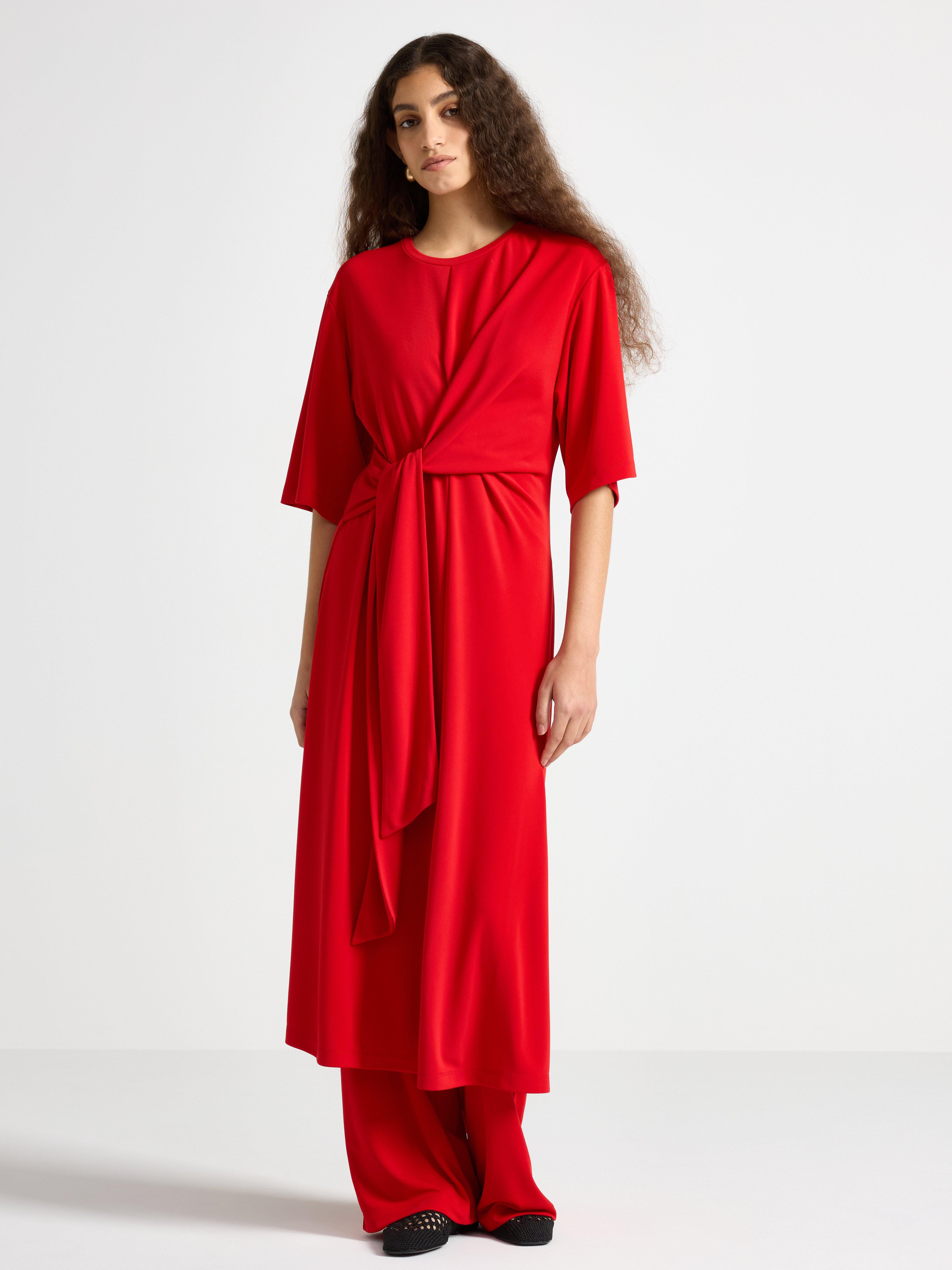 Vestido midi com detalhe de amarração vermelho escuro