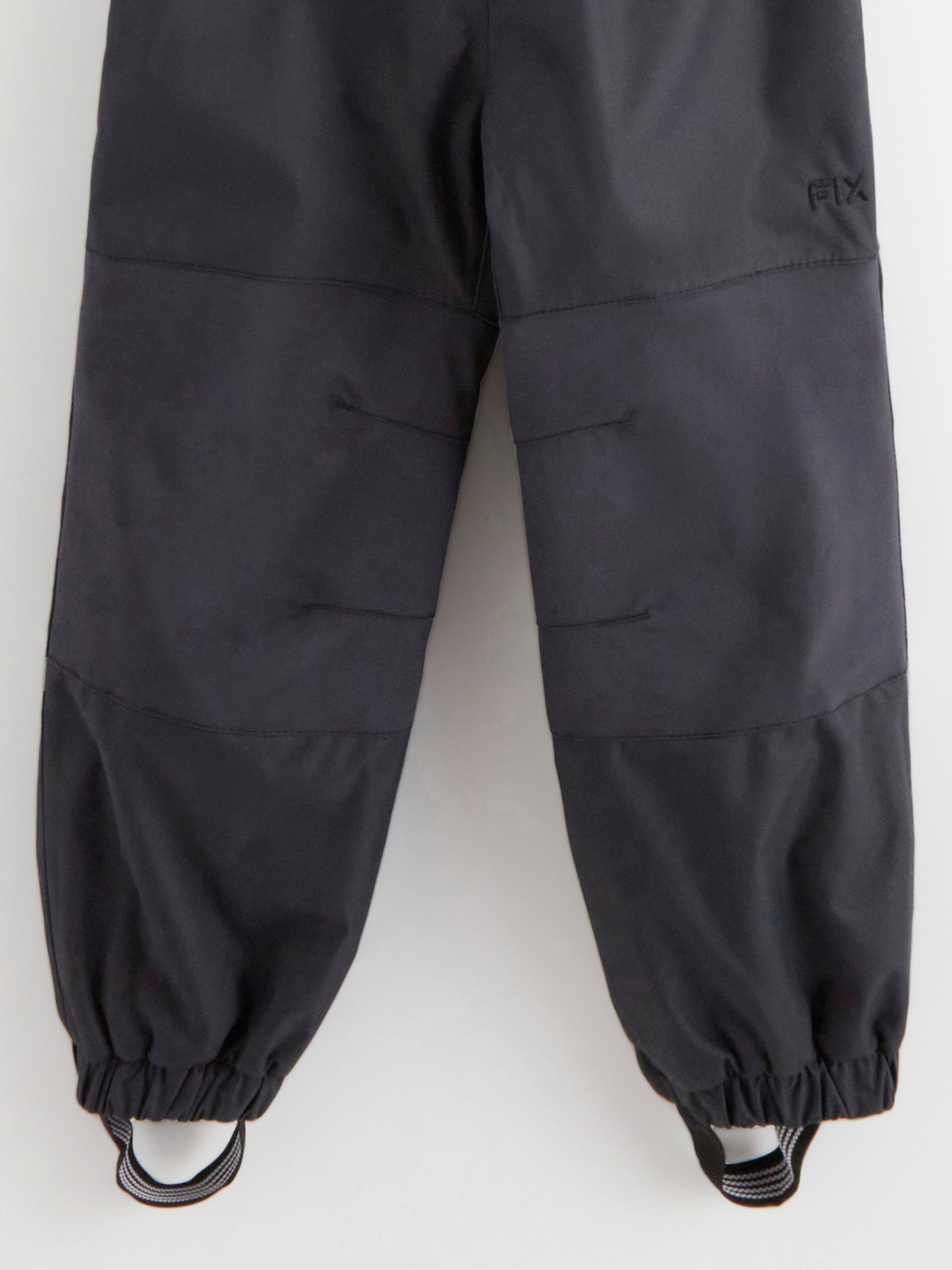 Pantalones impermeables con tirantes, color negro.