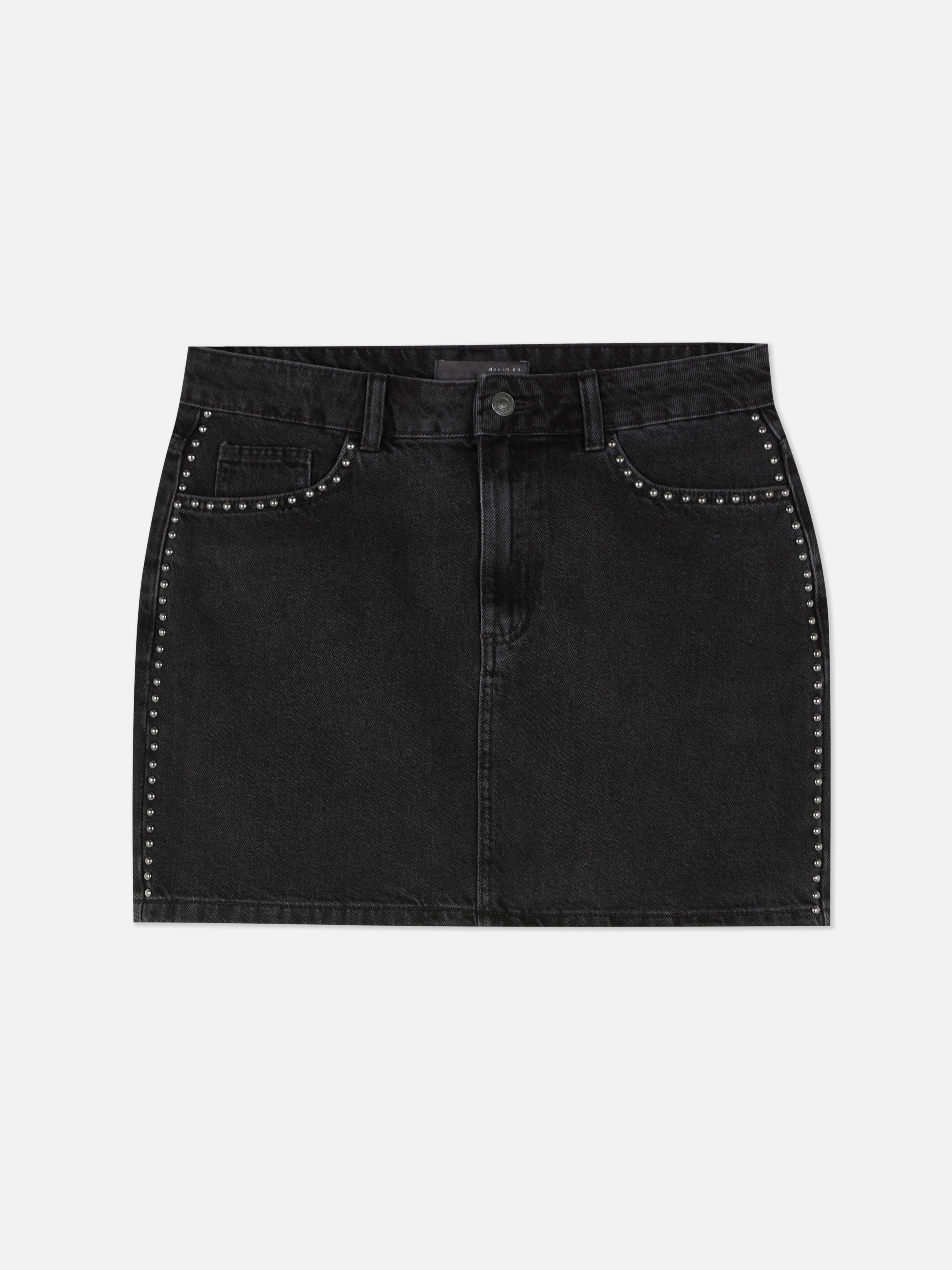 Fustă mini din denim cu ținte. Această fustă mini are cinci buzunare, găici pentru curea și fermoar.