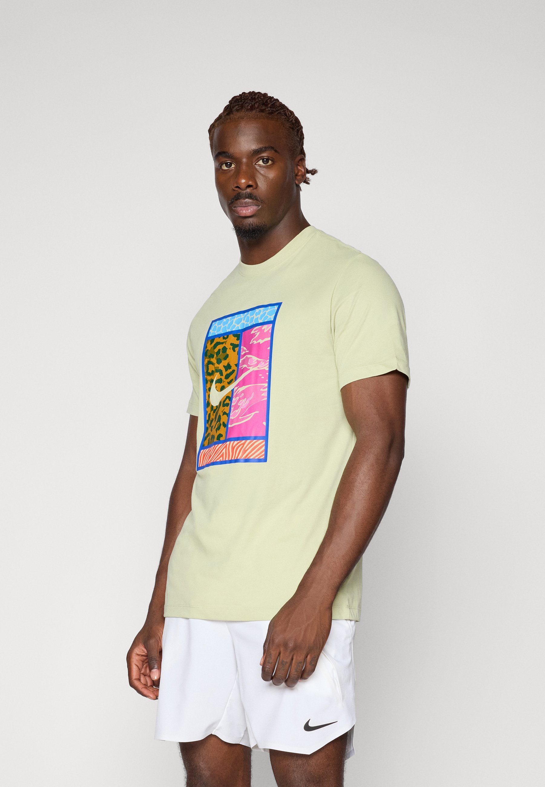 Nike Performance NIKECOURT TEE COURT - Sport T-shirt - olijfgroene aura