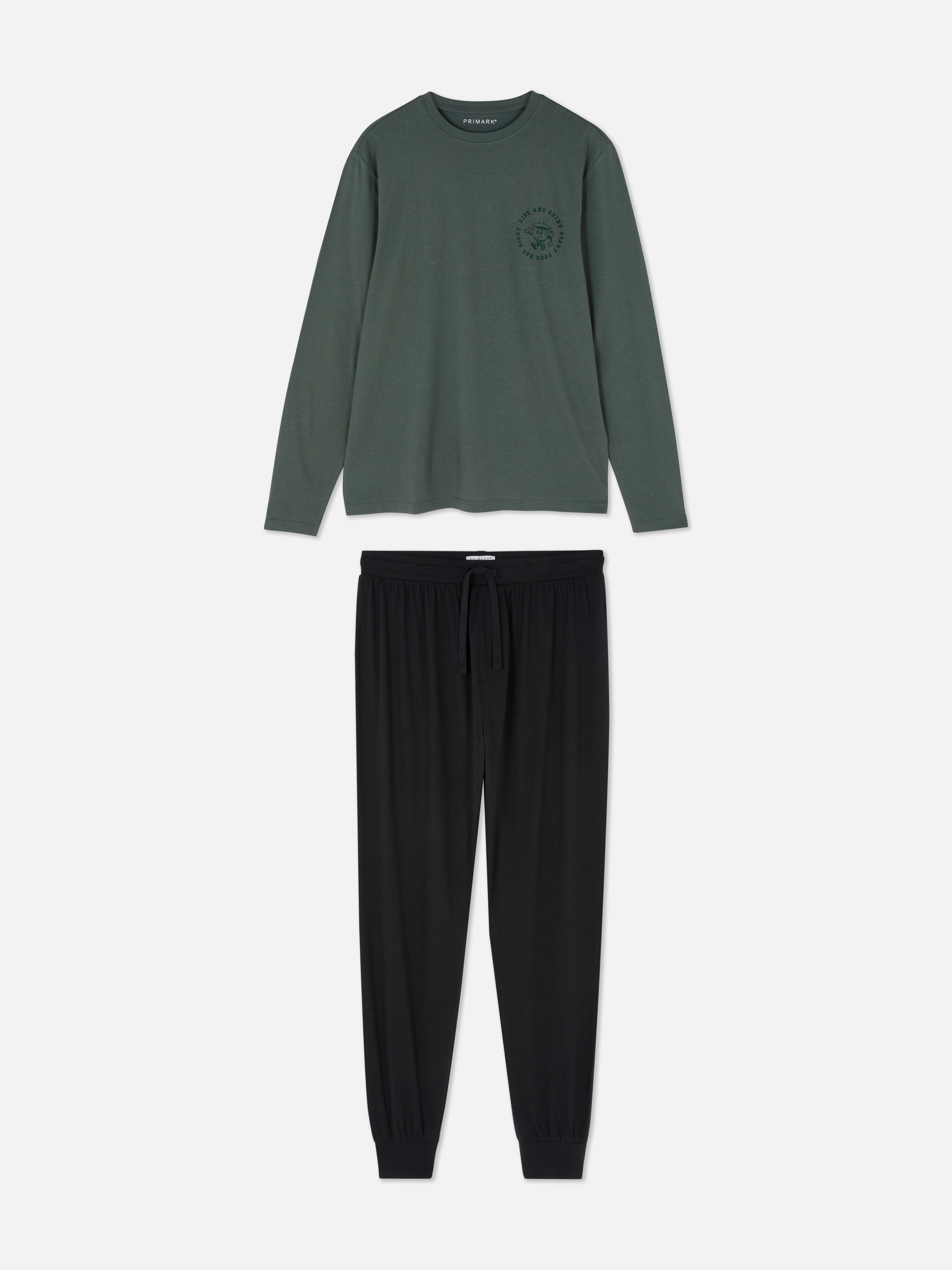 Pijama cu tricou și pantaloni O pijama formată dintr-un tricou cu mânecă lungă și pantaloni