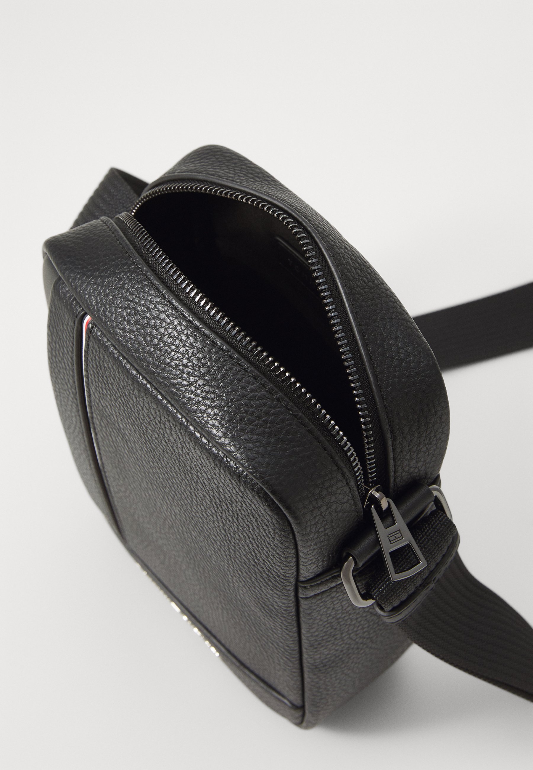Tommy Hilfiger CENTRAL MINI REPORTER - Crossbodytas - zwart