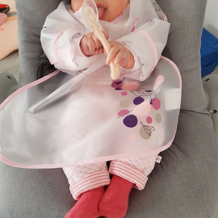 Delantal babero de niña con diseño de pajarito