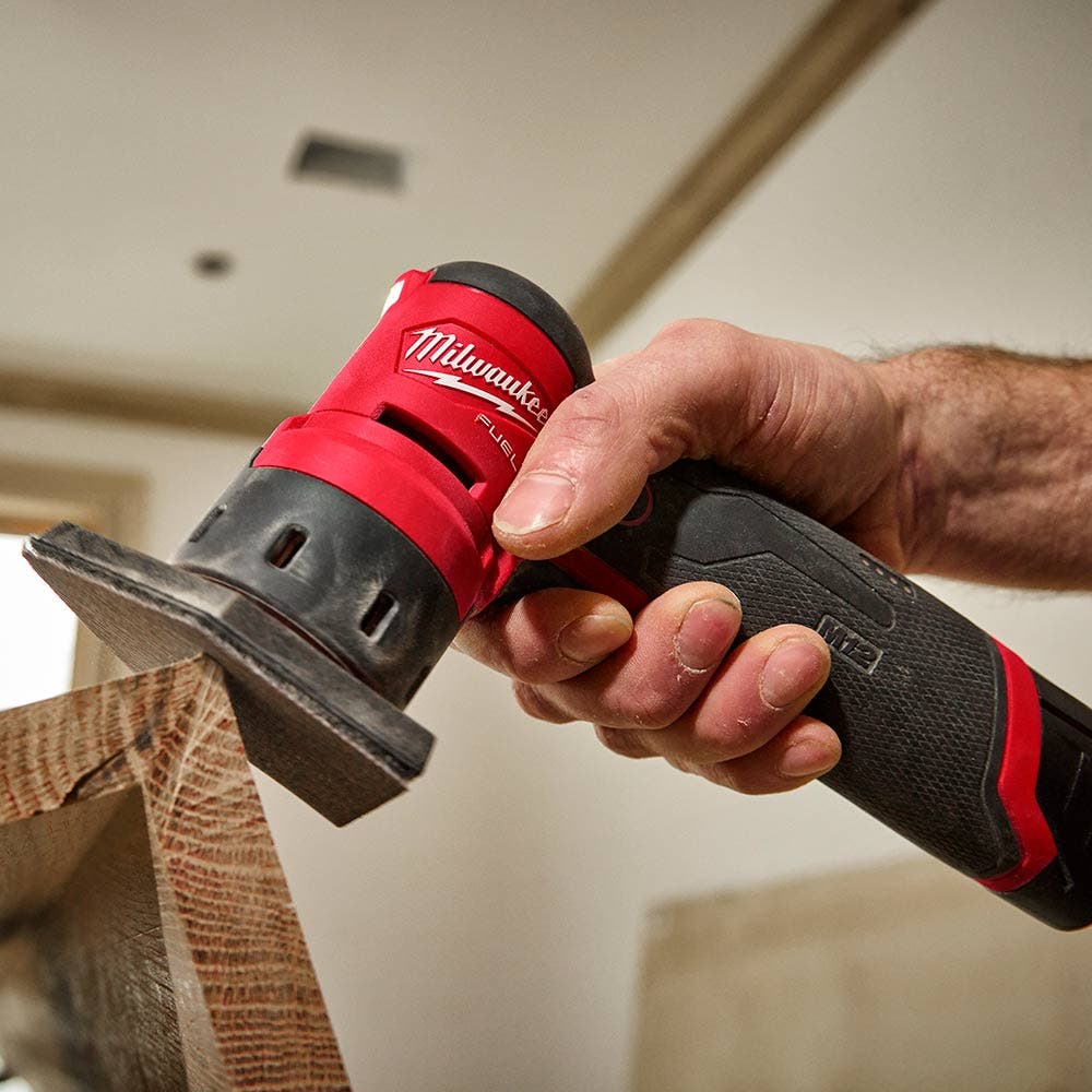Șlefuitor orbital MILWAUKEE FUEL™ de 12 V pentru prelucrarea precisă a pielii M12FDSS0