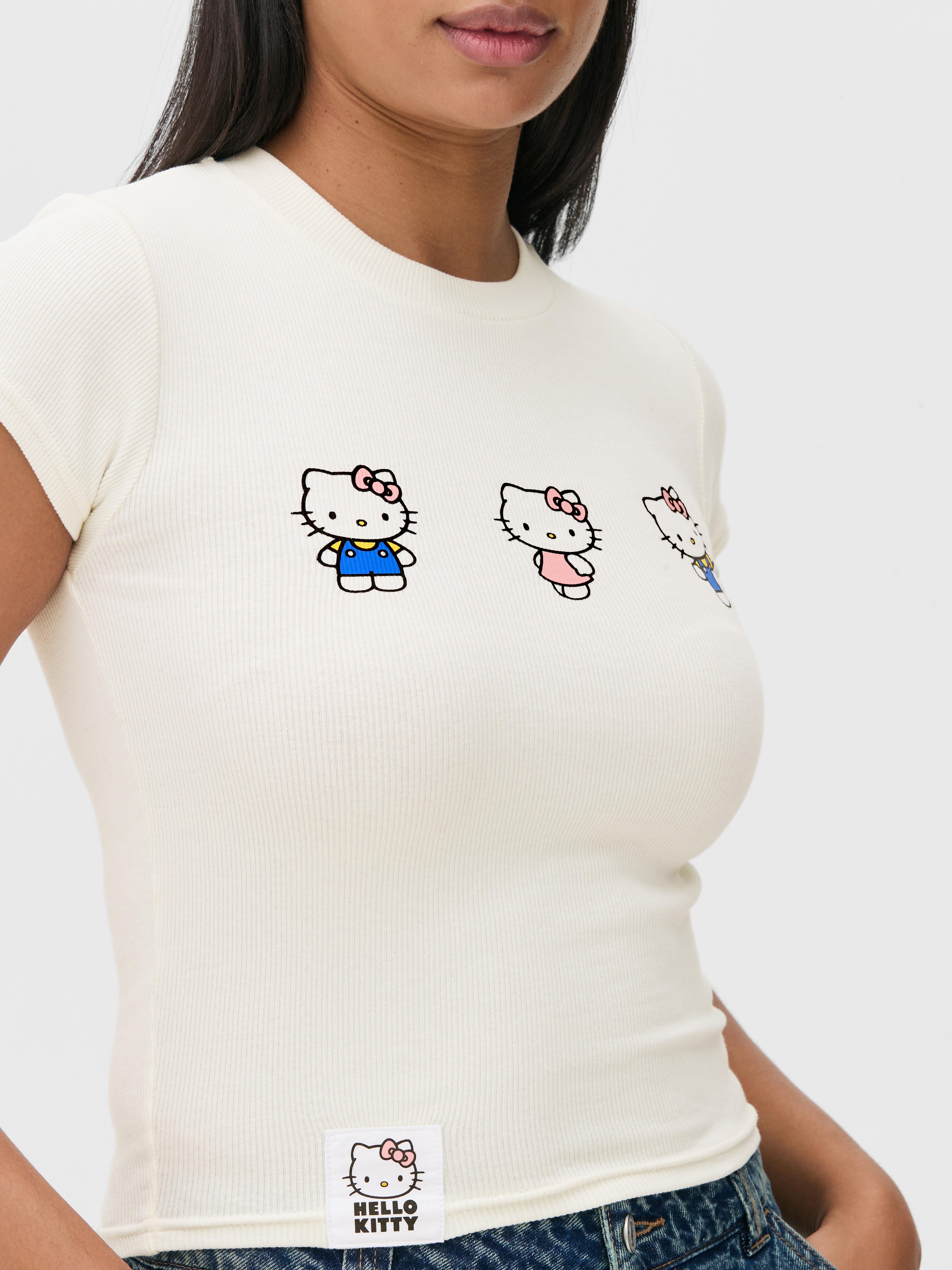 Tricou cu nervuri Hello Kitty Un tricou cu nervuri cu trei imagini cu Hello Kitty