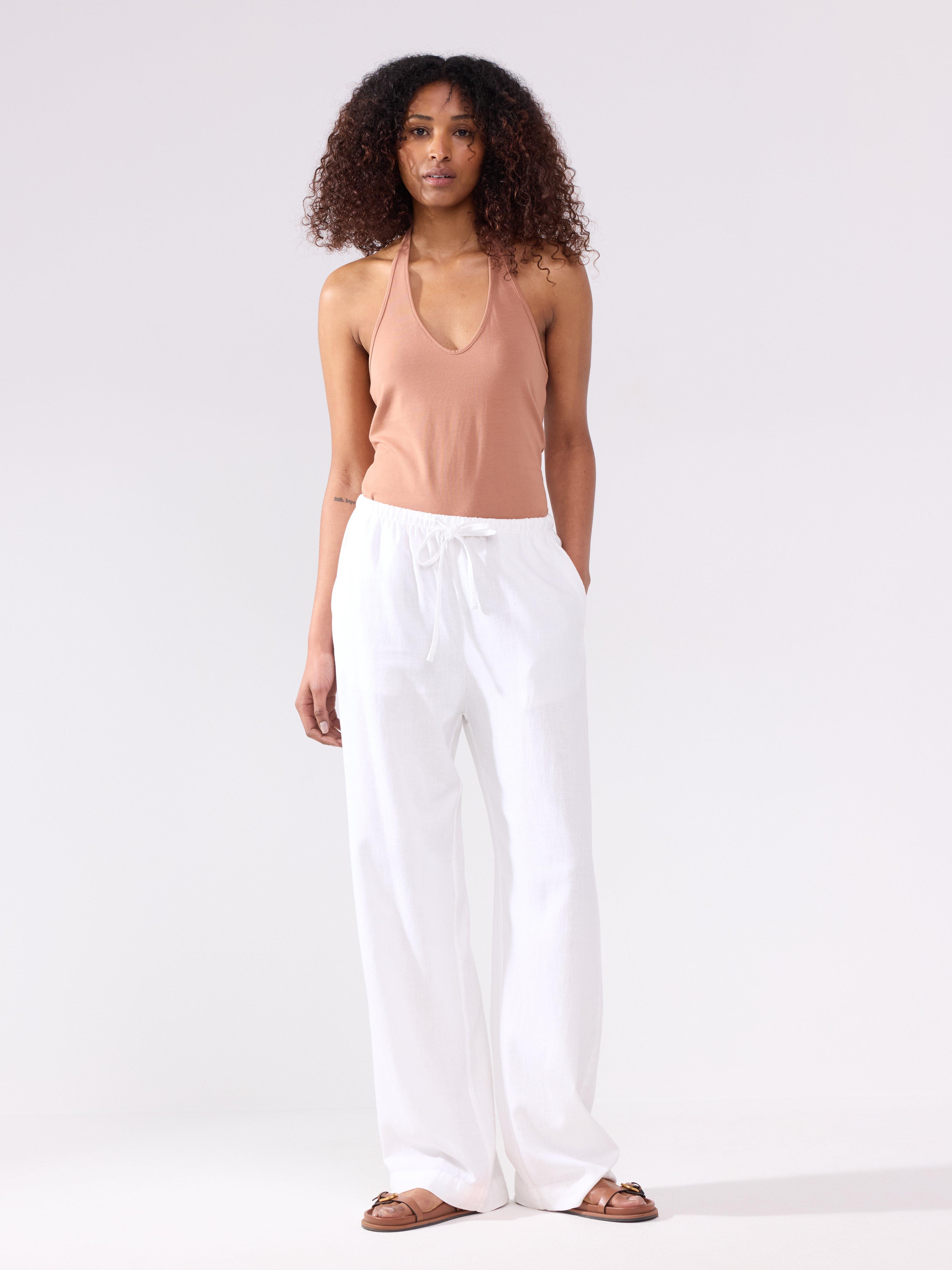 Top de cuello halter color beige oscuro