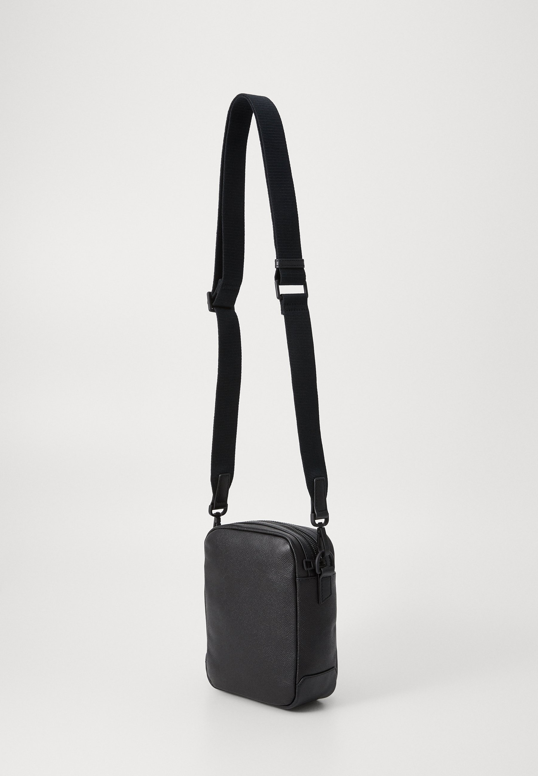 Bolsa transversal Tommy Hilfiger BUS MINI REPORTER - preta