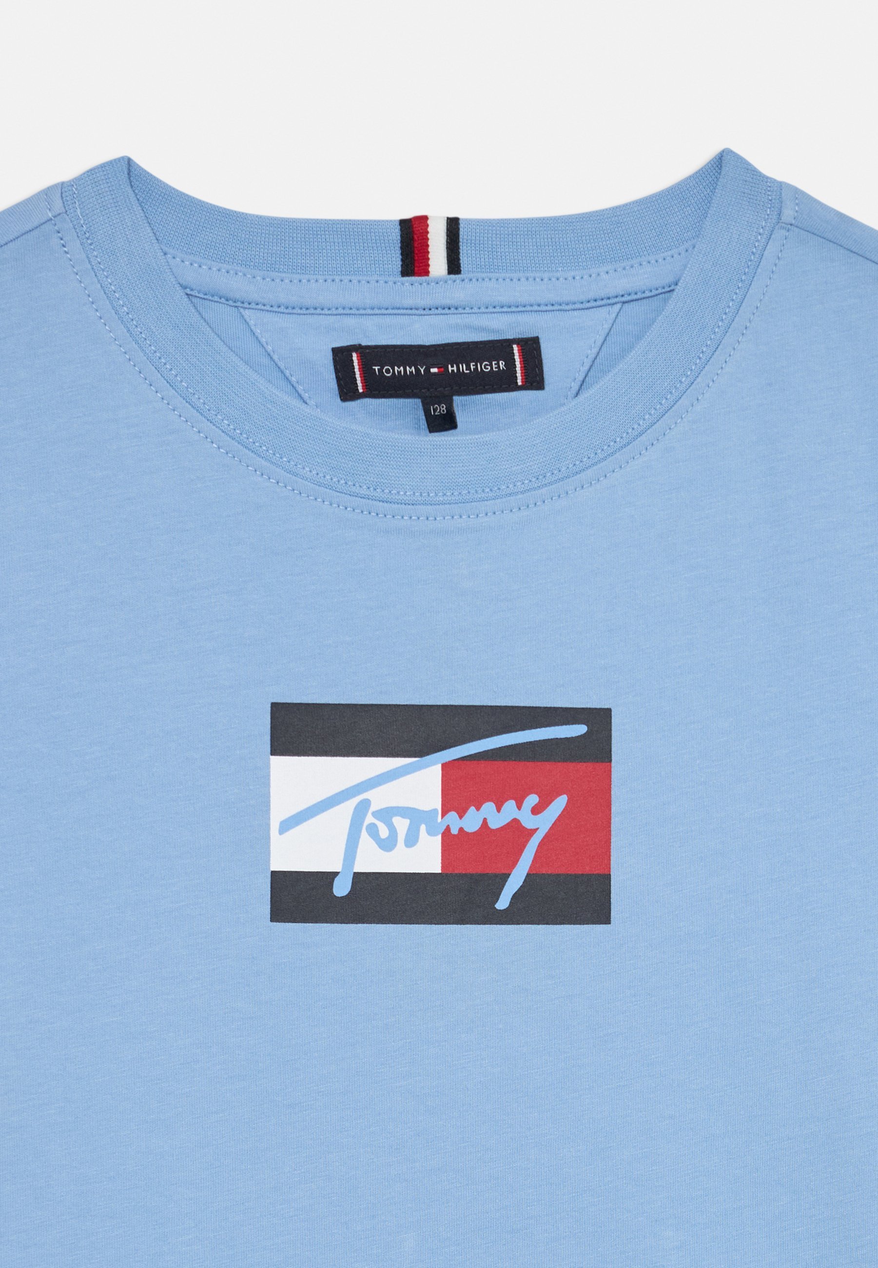Camiseta Tommy Hilfiger com estampa de bandeira em script unissex - azul nublado