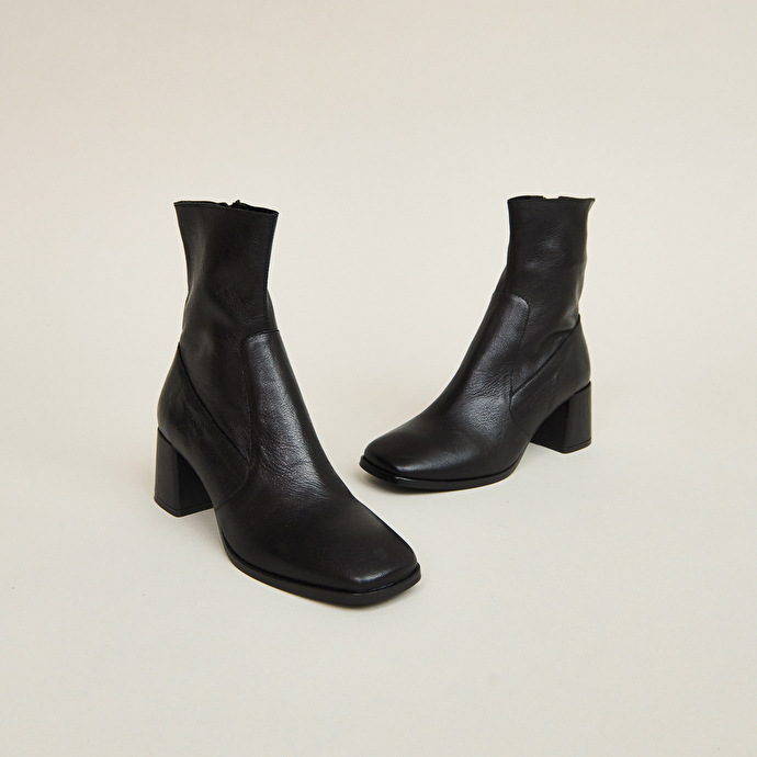 Bottines à bouts carrés  en cuir vieilli noir