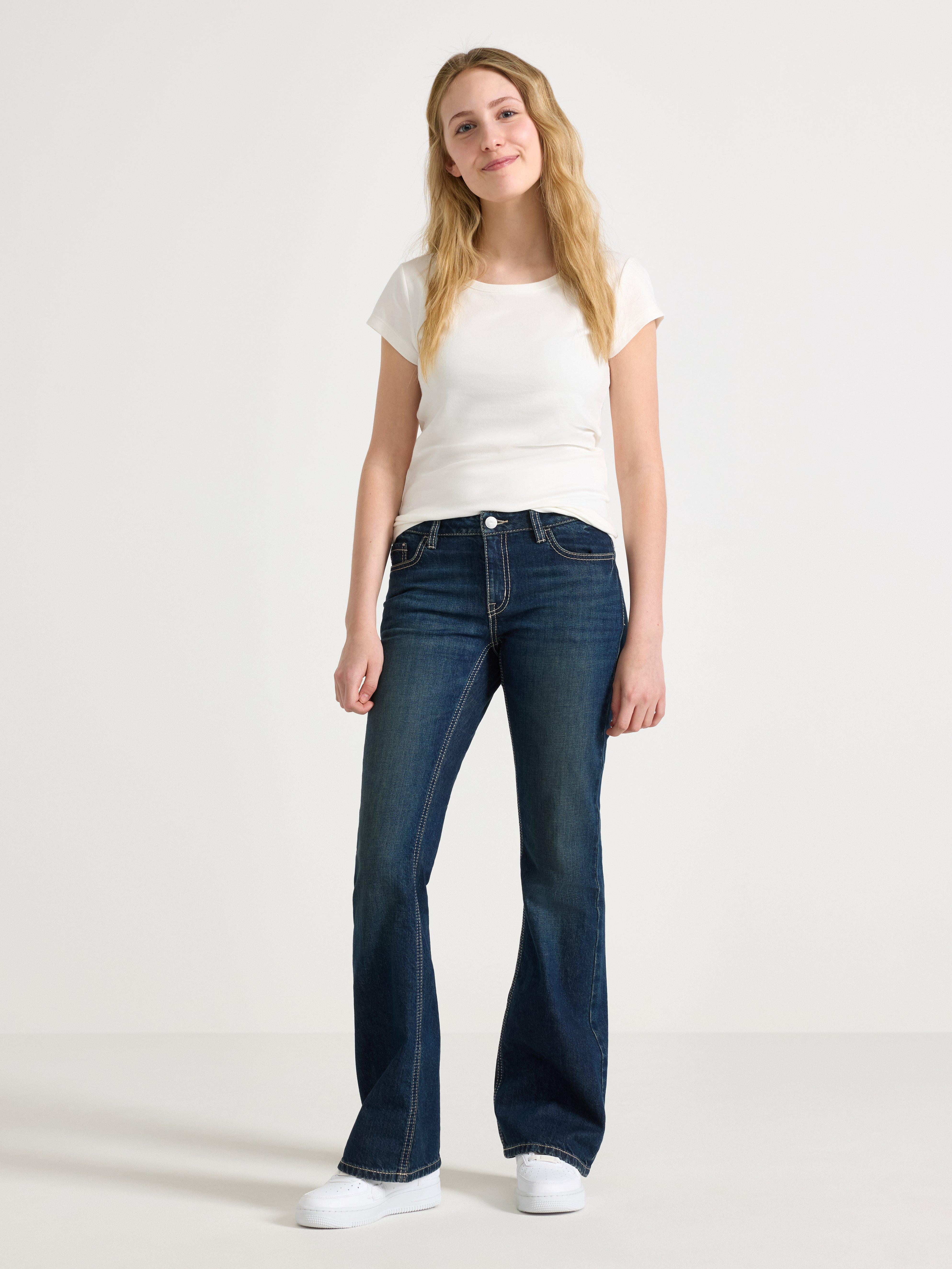Vaqueros FREJA de pierna ancha con bolsillos traseros decorados. Denim oscuro.