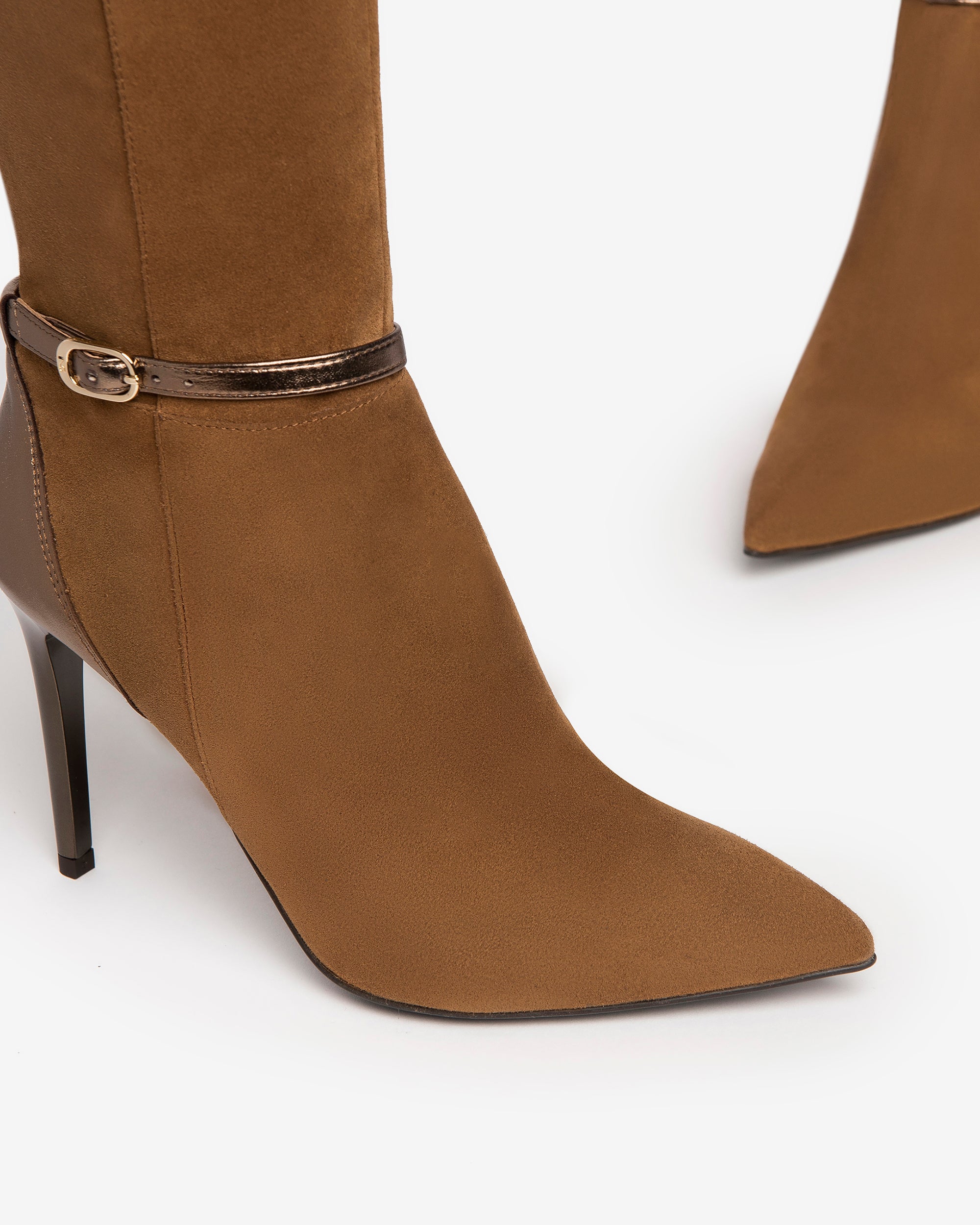  Damenstiefel aus Wildleder und Lackleder