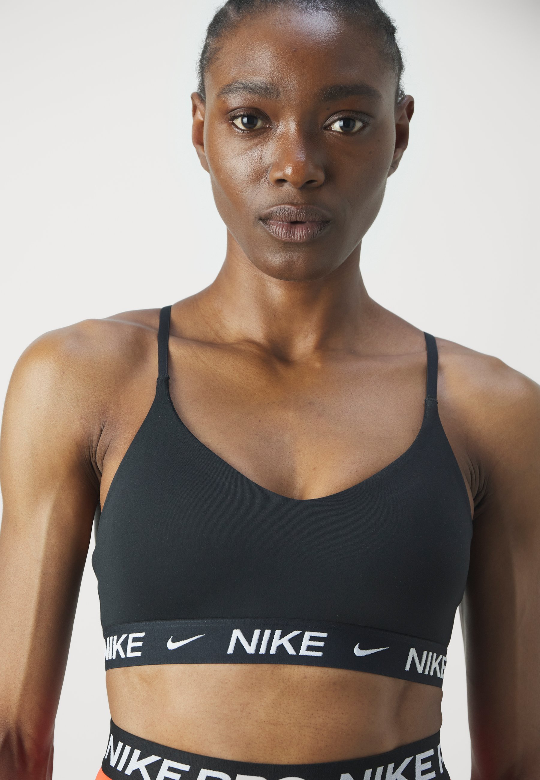 Nike Performance INDY BRA - Kerget tuge pakkuv spordirinnahoidja - must/valge