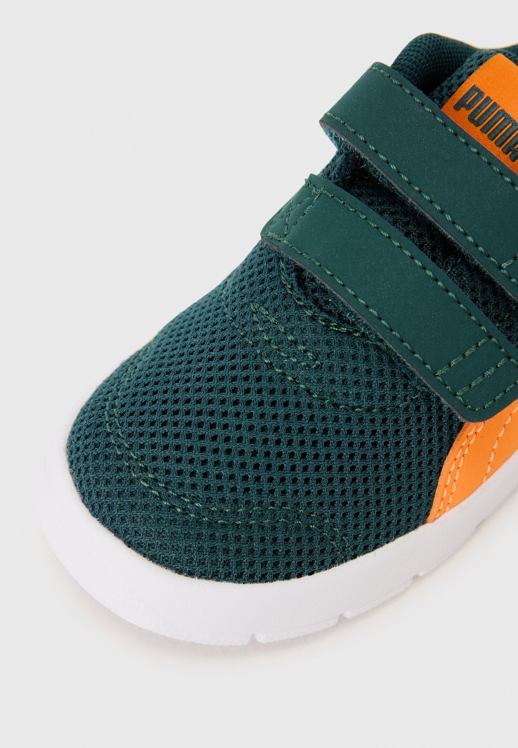 Puma COURTFLEX V3 UNISEX - Hardloopschoenen voor op de weg - groen terrein/oranje glo