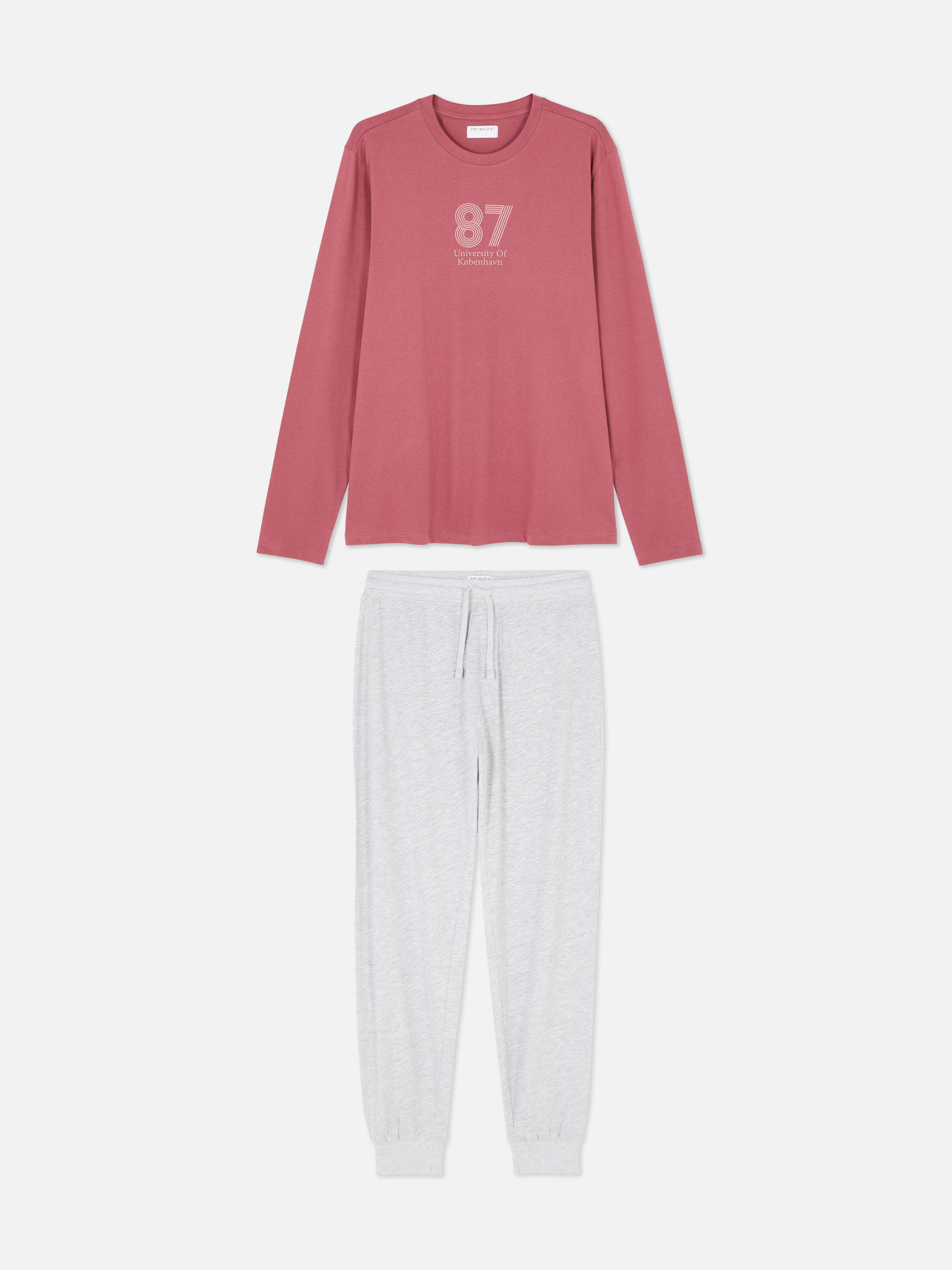 Pigiama in jersey. Un set pigiama composto da una maglia con logo numerico e pantaloni in jersey abbinati.