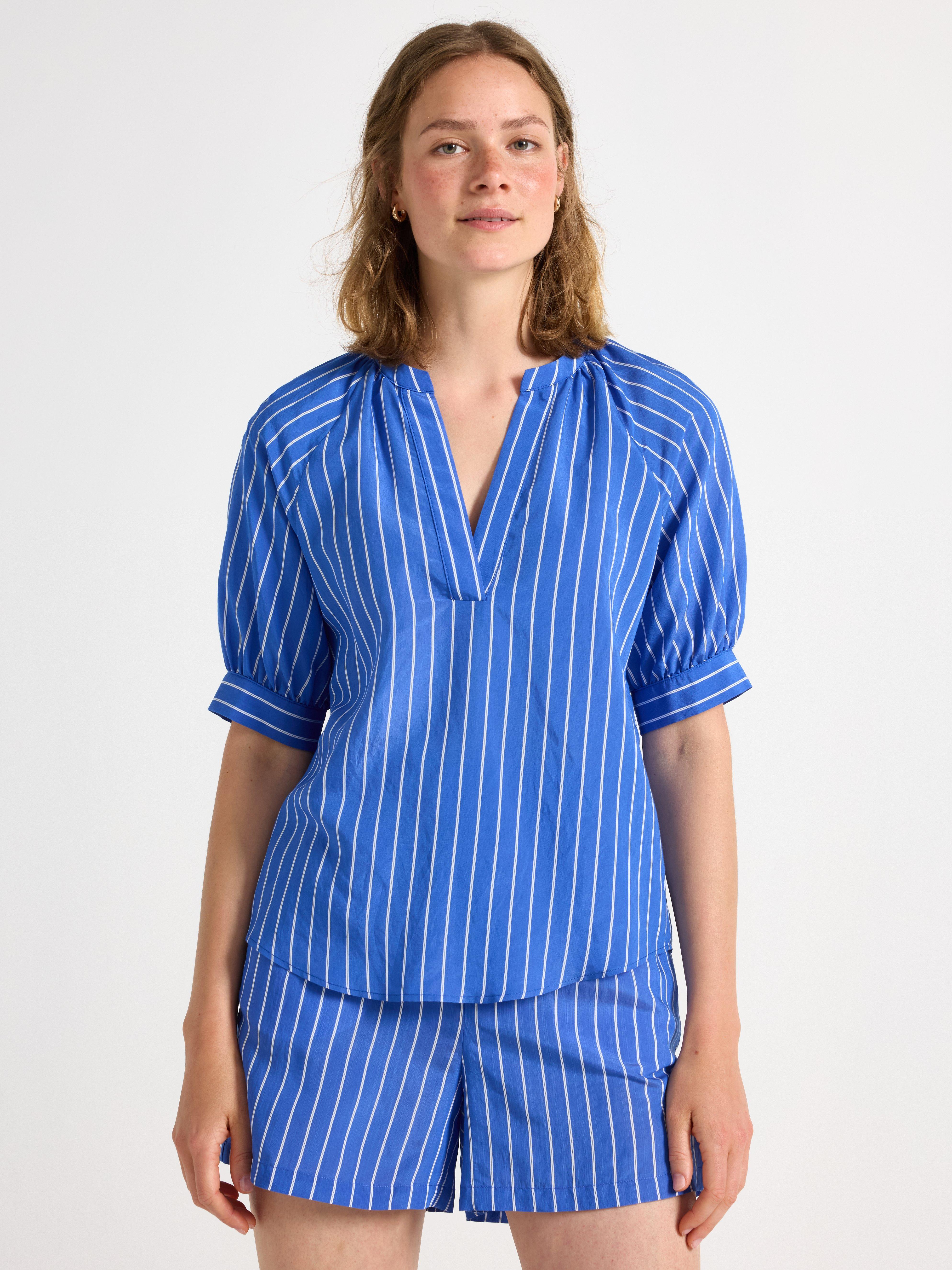 Blusa azul de manga corta