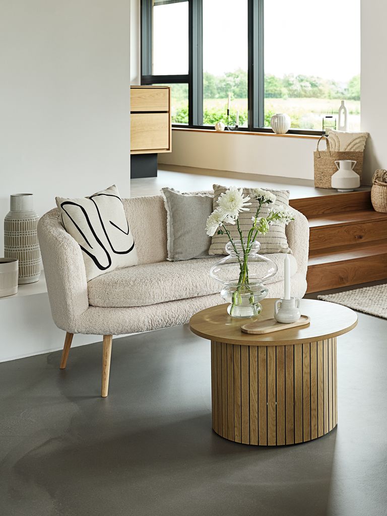 GISTRUP GISTRUP Dvivietė sofa iš švelnaus balkšvos spalvos audinio