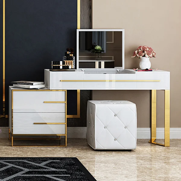 Witte make-upkaptafel met opbergruimte, een opklapbare spiegel, 4 lades en een goudkleurige voet.