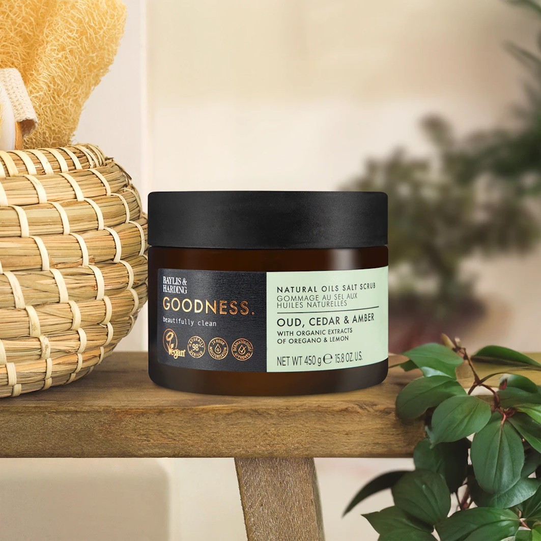 Пилинг за тело Baylis & Harding са природним уљима, пилинг од соли са уд, кедар и амбер – 450 г