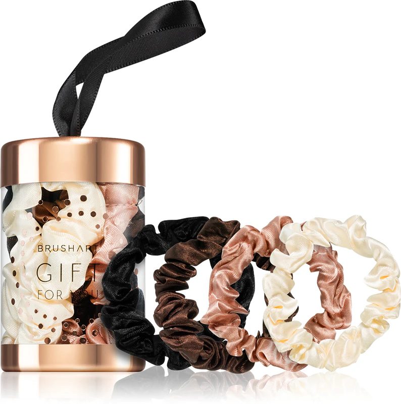 Conjunto de scrunchies de cetim fino BrushArt Gift for You, nas cores preto e creme.