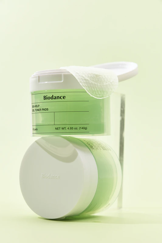Os discos de tônico facial em gel de alga marinha da Biodance são suaves e tonificantes.