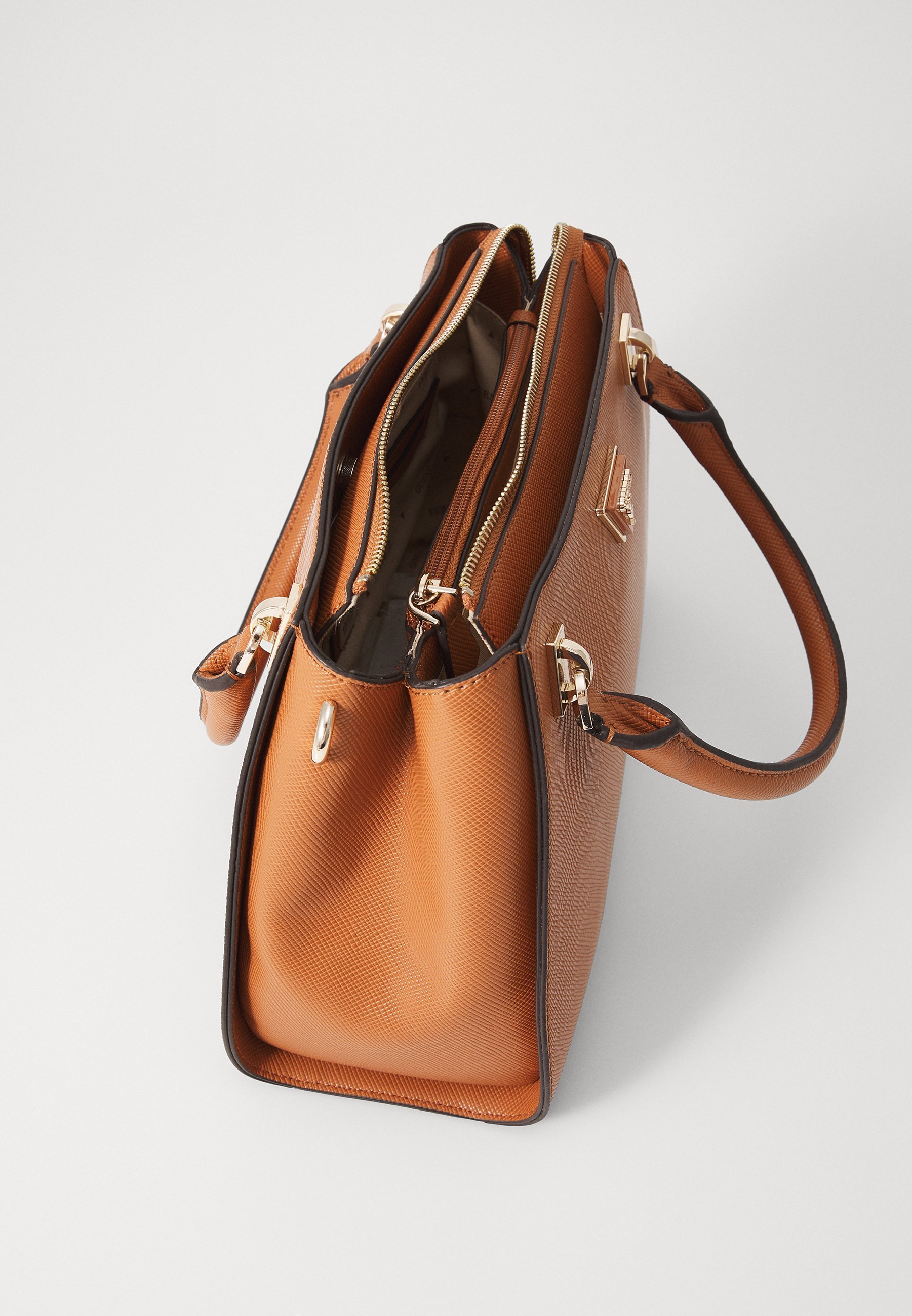 Guess NOELLE II LUXURY SATCHEL - Handtas - licht cognac
